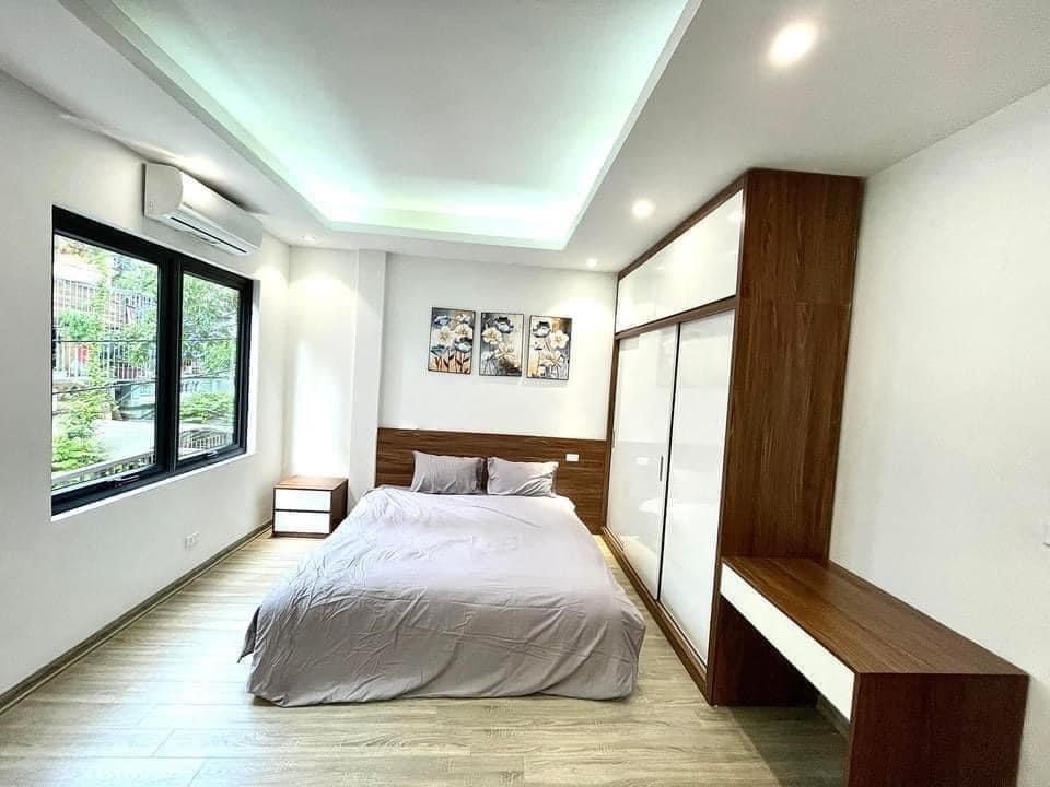 Bán nhà Cầu Giấy ,nhà phố Cầu Giấy ,kinh doanh , ô tô 45mX5tầng ,5.5tỷ Bán nhà Cầu Giấy nhà phố Cầu Giấy vị trí trung tâm quận Cầu Giấy , gần phố Nguyễn khang , đường Láng , Dương Quảng Hàm , Nguyễn Văn Huyên nhiều tiện ích giao thông thuận lợi, gần quận ủy Cầu Giấy,bệnh viện GTVT, gần TTTM, đh Giao Thông , đh Thủ Đô , đh Ngoại Thương,đh Sư Phạm ,công viên Cầu Giấy , công viên Thủ Lệ ,bãi xe……+ Nhà thiết kế 5 tầng đẹp sang trọng nội thất tiện nghi.- Tầng 1 ; khách + bếp . - Tầng 2 3 4: mỗi tầng phòng ngủ, 1 vệ sinh, các phòng full giường tủ, thiết bị. - Tầng 5 phòng thờ, sân phơi. Liên hệ Huấn chuyên bán nhà Cầu Giấy để được tư vấn và xem nhà miễn phí sđt:0971035098(Tôi có rất nhiều nhà phố Cầu Giấy với phân khúc khác nhau!)