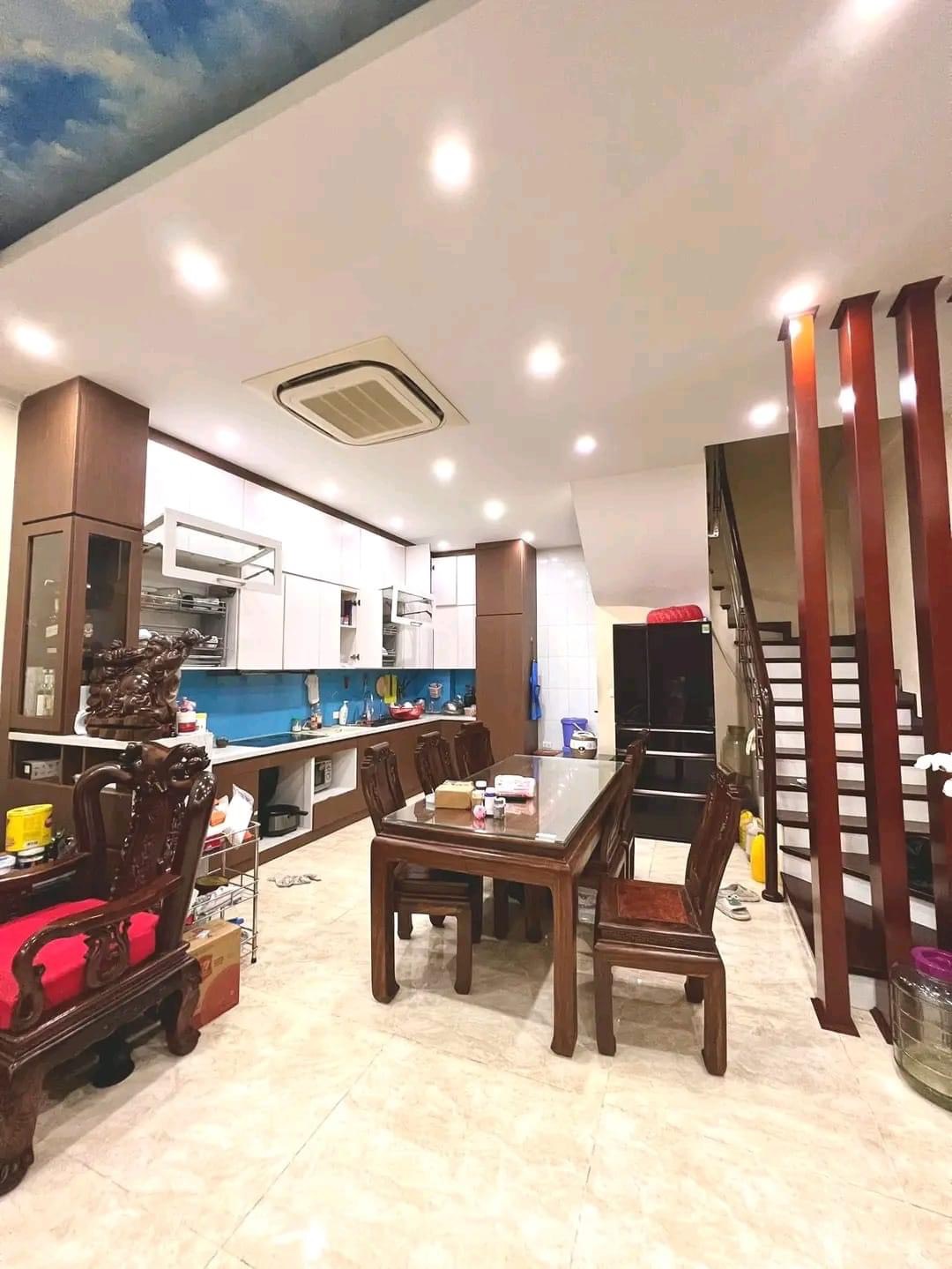 Bán nhà Cầu Giấy ,nhà phố Cầu Giấy ,kinh doanh , ô tô 45mX5tầng ,5.5tỷ Bán nhà Cầu Giấy nhà phố Cầu Giấy vị trí trung tâm quận Cầu Giấy , gần phố Nguyễn khang , đường Láng , Dương Quảng Hàm , Nguyễn Văn Huyên nhiều tiện ích giao thông thuận lợi, gần quận ủy Cầu Giấy,bệnh viện GTVT, gần TTTM, đh Giao Thông , đh Thủ Đô , đh Ngoại Thương,đh Sư Phạm ,công viên Cầu Giấy , công viên Thủ Lệ ,bãi xe……+ Nhà thiết kế 5 tầng đẹp sang trọng nội thất tiện nghi.- Tầng 1 ; khách + bếp . - Tầng 2 3 4: mỗi tầng phòng ngủ, 1 vệ sinh, các phòng full giường tủ, thiết bị. - Tầng 5 phòng thờ, sân phơi. Liên hệ Huấn chuyên bán nhà Cầu Giấy để được tư vấn và xem nhà miễn phí sđt:0971035098(Tôi có rất nhiều nhà phố Cầu Giấy với phân khúc khác nhau!)