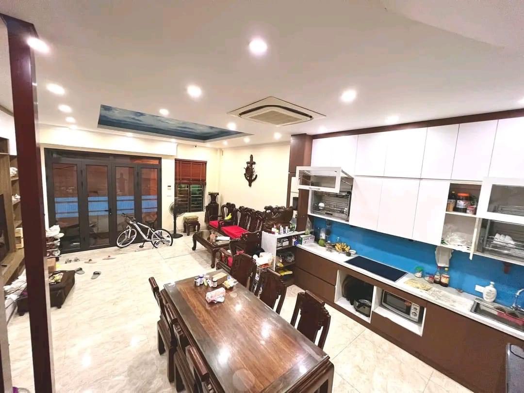 Bán nhà Cầu Giấy ,nhà phố Cầu Giấy ,kinh doanh , ô tô 45mX5tầng ,5.5tỷ Bán nhà Cầu Giấy nhà phố Cầu Giấy vị trí trung tâm quận Cầu Giấy , gần phố Nguyễn khang , đường Láng , Dương Quảng Hàm , Nguyễn Văn Huyên nhiều tiện ích giao thông thuận lợi, gần quận ủy Cầu Giấy,bệnh viện GTVT, gần TTTM, đh Giao Thông , đh Thủ Đô , đh Ngoại Thương,đh Sư Phạm ,công viên Cầu Giấy , công viên Thủ Lệ ,bãi xe……+ Nhà thiết kế 5 tầng đẹp sang trọng nội thất tiện nghi.- Tầng 1 ; khách + bếp . - Tầng 2 3 4: mỗi tầng phòng ngủ, 1 vệ sinh, các phòng full giường tủ, thiết bị. - Tầng 5 phòng thờ, sân phơi. Liên hệ Huấn chuyên bán nhà Cầu Giấy để được tư vấn và xem nhà miễn phí sđt:0971035098(Tôi có rất nhiều nhà phố Cầu Giấy với phân khúc khác nhau!)