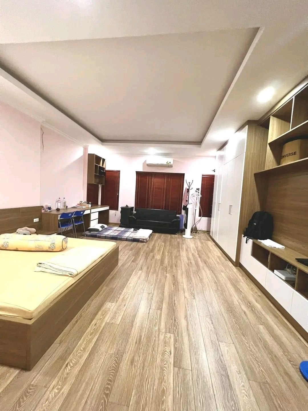Bán nhà Cầu Giấy ,nhà phố Cầu Giấy ,kinh doanh , ô tô 45mX5tầng ,5.5tỷ Bán nhà Cầu Giấy nhà phố Cầu Giấy vị trí trung tâm quận Cầu Giấy , gần phố Nguyễn khang , đường Láng , Dương Quảng Hàm , Nguyễn Văn Huyên nhiều tiện ích giao thông thuận lợi, gần quận ủy Cầu Giấy,bệnh viện GTVT, gần TTTM, đh Giao Thông , đh Thủ Đô , đh Ngoại Thương,đh Sư Phạm ,công viên Cầu Giấy , công viên Thủ Lệ ,bãi xe……+ Nhà thiết kế 5 tầng đẹp sang trọng nội thất tiện nghi.- Tầng 1 ; khách + bếp . - Tầng 2 3 4: mỗi tầng phòng ngủ, 1 vệ sinh, các phòng full giường tủ, thiết bị. - Tầng 5 phòng thờ, sân phơi. Liên hệ Huấn chuyên bán nhà Cầu Giấy để được tư vấn và xem nhà miễn phí sđt:0971035098(Tôi có rất nhiều nhà phố Cầu Giấy với phân khúc khác nhau!)