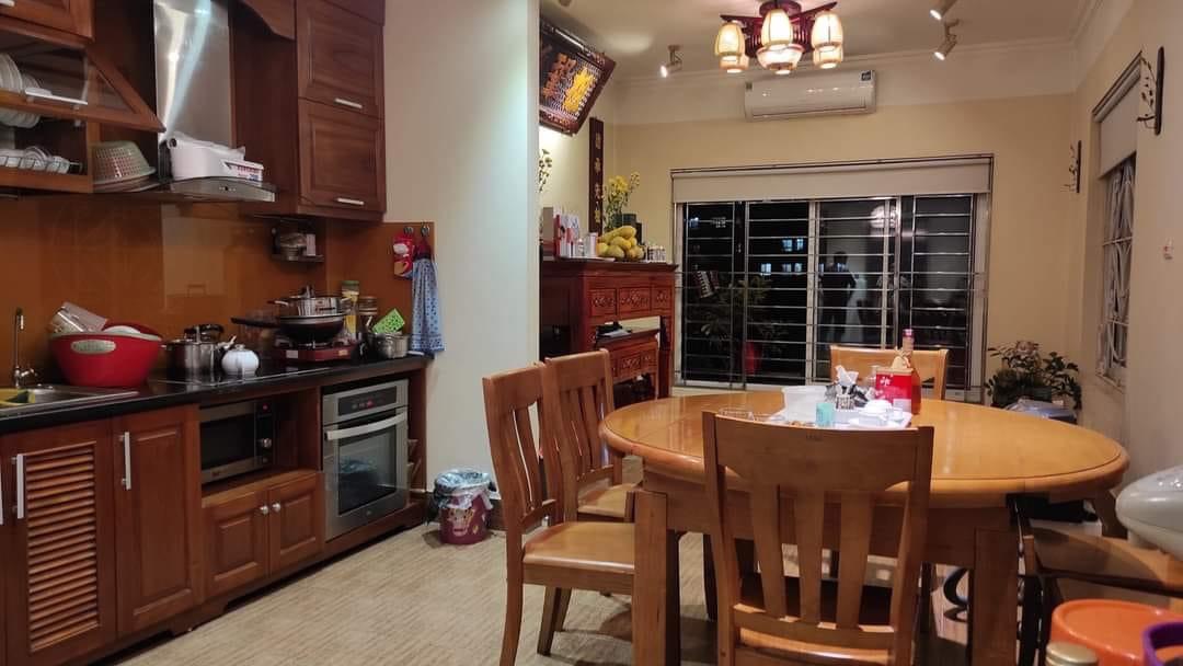Bán nhà Cầu Giấy ,nhà phố Cầu Giấy ,kinh doanh , ô tô 45mX5tầng ,5.5tỷ Bán nhà Cầu Giấy nhà phố Cầu Giấy vị trí trung tâm quận Cầu Giấy , gần phố Nguyễn khang , đường Láng , Dương Quảng Hàm , Nguyễn Văn Huyên nhiều tiện ích giao thông thuận lợi, gần quận ủy Cầu Giấy,bệnh viện GTVT, gần TTTM, đh Giao Thông , đh Thủ Đô , đh Ngoại Thương,đh Sư Phạm ,công viên Cầu Giấy , công viên Thủ Lệ ,bãi xe……+ Nhà thiết kế 5 tầng đẹp sang trọng nội thất tiện nghi.- Tầng 1 ; khách + bếp . - Tầng 2 3 4: mỗi tầng phòng ngủ, 1 vệ sinh, các phòng full giường tủ, thiết bị. - Tầng 5 phòng thờ, sân phơi. Liên hệ Huấn chuyên bán nhà Cầu Giấy để được tư vấn và xem nhà miễn phí sđt:0971035098(Tôi có rất nhiều nhà phố Cầu Giấy với phân khúc khác nhau!)