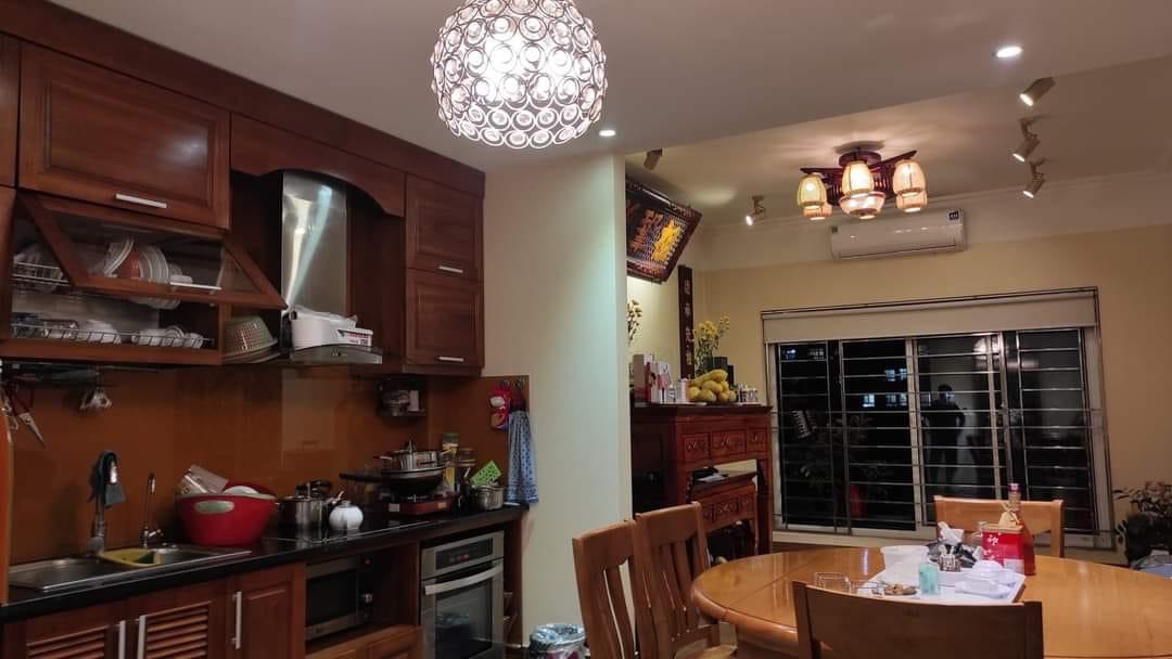 Bán nhà Cầu Giấy ,nhà phố Cầu Giấy ,kinh doanh , ô tô 45mX5tầng ,5.5tỷ Bán nhà Cầu Giấy nhà phố Cầu Giấy vị trí trung tâm quận Cầu Giấy , gần phố Nguyễn khang , đường Láng , Dương Quảng Hàm , Nguyễn Văn Huyên nhiều tiện ích giao thông thuận lợi, gần quận ủy Cầu Giấy,bệnh viện GTVT, gần TTTM, đh Giao Thông , đh Thủ Đô , đh Ngoại Thương,đh Sư Phạm ,công viên Cầu Giấy , công viên Thủ Lệ ,bãi xe……+ Nhà thiết kế 5 tầng đẹp sang trọng nội thất tiện nghi.- Tầng 1 ; khách + bếp . - Tầng 2 3 4: mỗi tầng phòng ngủ, 1 vệ sinh, các phòng full giường tủ, thiết bị. - Tầng 5 phòng thờ, sân phơi. Liên hệ Huấn chuyên bán nhà Cầu Giấy để được tư vấn và xem nhà miễn phí sđt:0971035098(Tôi có rất nhiều nhà phố Cầu Giấy với phân khúc khác nhau!)