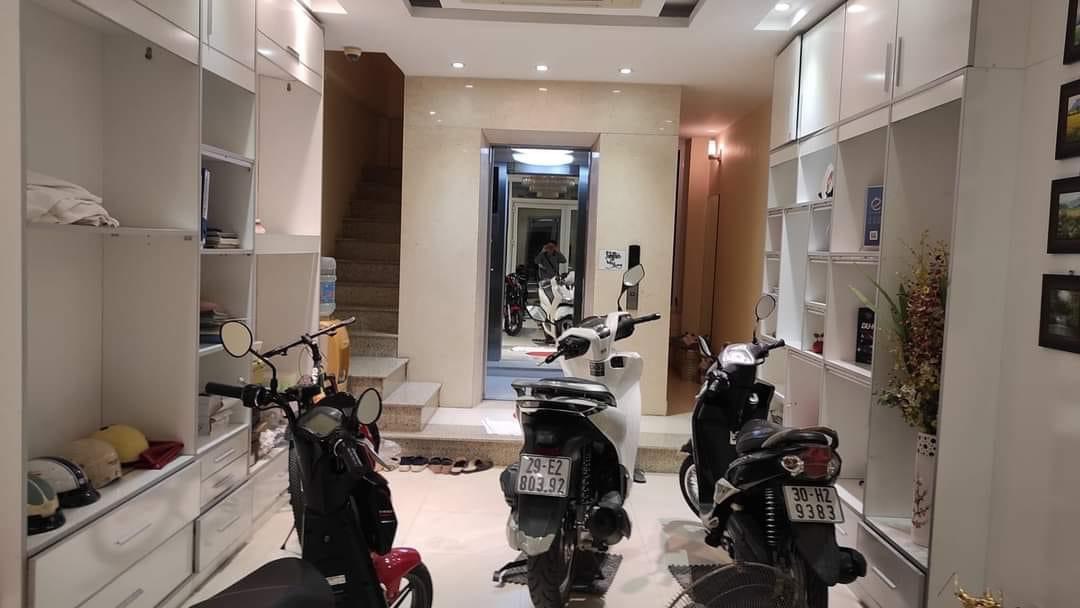 Bán nhà Cầu Giấy ,nhà phố Cầu Giấy ,kinh doanh , ô tô 45mX5tầng ,5.5tỷ Bán nhà Cầu Giấy nhà phố Cầu Giấy vị trí trung tâm quận Cầu Giấy , gần phố Nguyễn khang , đường Láng , Dương Quảng Hàm , Nguyễn Văn Huyên nhiều tiện ích giao thông thuận lợi, gần quận ủy Cầu Giấy,bệnh viện GTVT, gần TTTM, đh Giao Thông , đh Thủ Đô , đh Ngoại Thương,đh Sư Phạm ,công viên Cầu Giấy , công viên Thủ Lệ ,bãi xe……+ Nhà thiết kế 5 tầng đẹp sang trọng nội thất tiện nghi.- Tầng 1 ; khách + bếp . - Tầng 2 3 4: mỗi tầng phòng ngủ, 1 vệ sinh, các phòng full giường tủ, thiết bị. - Tầng 5 phòng thờ, sân phơi. Liên hệ Huấn chuyên bán nhà Cầu Giấy để được tư vấn và xem nhà miễn phí sđt:0971035098(Tôi có rất nhiều nhà phố Cầu Giấy với phân khúc khác nhau!)