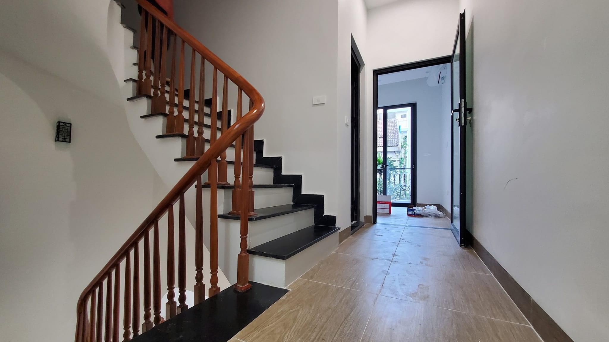 Bán nhà Cầu Giấy ,nhà phố Cầu Giấy ,kinh doanh , ô tô 45mX5tầng ,5.5tỷ Bán nhà Cầu Giấy nhà phố Cầu Giấy vị trí trung tâm quận Cầu Giấy , gần phố Nguyễn khang , đường Láng , Dương Quảng Hàm , Nguyễn Văn Huyên nhiều tiện ích giao thông thuận lợi, gần quận ủy Cầu Giấy,bệnh viện GTVT, gần TTTM, đh Giao Thông , đh Thủ Đô , đh Ngoại Thương,đh Sư Phạm ,công viên Cầu Giấy , công viên Thủ Lệ ,bãi xe……+ Nhà thiết kế 5 tầng đẹp sang trọng nội thất tiện nghi.- Tầng 1 ; khách + bếp . - Tầng 2 3 4: mỗi tầng phòng ngủ, 1 vệ sinh, các phòng full giường tủ, thiết bị. - Tầng 5 phòng thờ, sân phơi. Liên hệ Huấn chuyên bán nhà Cầu Giấy để được tư vấn và xem nhà miễn phí sđt:0971035098(Tôi có rất nhiều nhà phố Cầu Giấy với phân khúc khác nhau!)