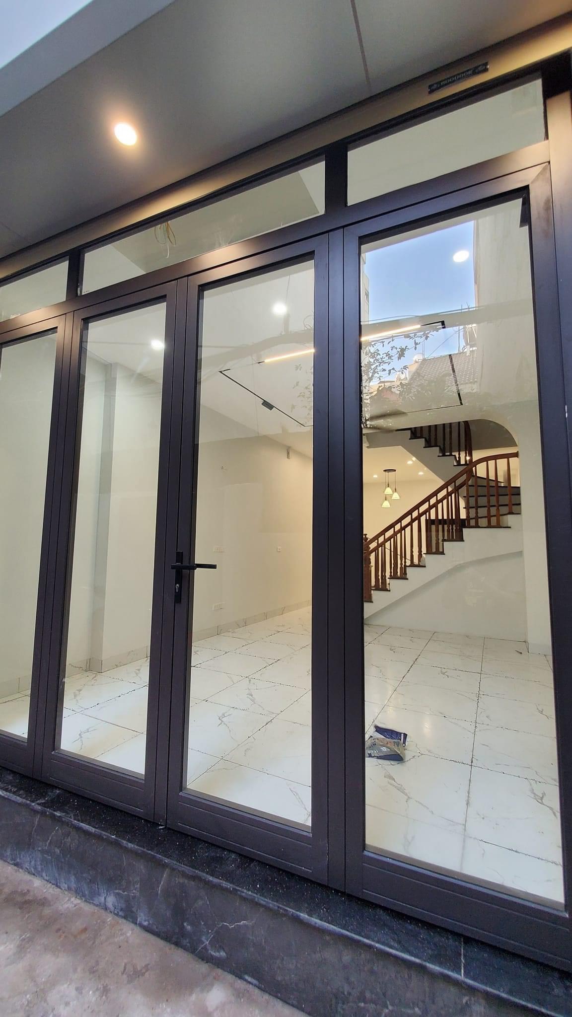 Bán nhà Cầu Giấy ,nhà phố Cầu Giấy ,kinh doanh , ô tô 45mX5tầng ,5.5tỷ Bán nhà Cầu Giấy nhà phố Cầu Giấy vị trí trung tâm quận Cầu Giấy , gần phố Nguyễn khang , đường Láng , Dương Quảng Hàm , Nguyễn Văn Huyên nhiều tiện ích giao thông thuận lợi, gần quận ủy Cầu Giấy,bệnh viện GTVT, gần TTTM, đh Giao Thông , đh Thủ Đô , đh Ngoại Thương,đh Sư Phạm ,công viên Cầu Giấy , công viên Thủ Lệ ,bãi xe……+ Nhà thiết kế 5 tầng đẹp sang trọng nội thất tiện nghi.- Tầng 1 ; khách + bếp . - Tầng 2 3 4: mỗi tầng phòng ngủ, 1 vệ sinh, các phòng full giường tủ, thiết bị. - Tầng 5 phòng thờ, sân phơi. Liên hệ Huấn chuyên bán nhà Cầu Giấy để được tư vấn và xem nhà miễn phí sđt:0971035098(Tôi có rất nhiều nhà phố Cầu Giấy với phân khúc khác nhau!)