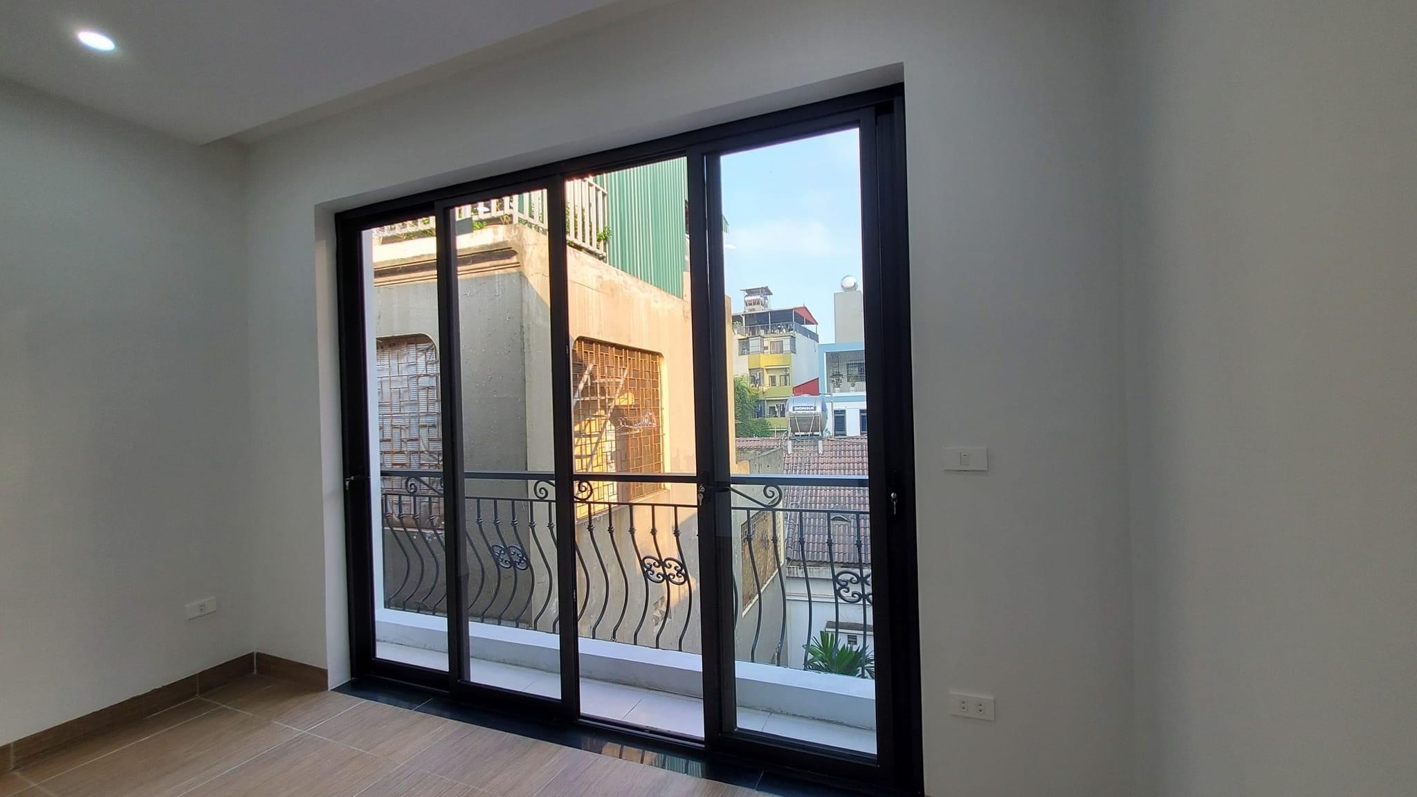 Bán nhà Cầu Giấy ,nhà phố Cầu Giấy ,kinh doanh , ô tô 45mX5tầng ,5.5tỷ Bán nhà Cầu Giấy nhà phố Cầu Giấy vị trí trung tâm quận Cầu Giấy , gần phố Nguyễn khang , đường Láng , Dương Quảng Hàm , Nguyễn Văn Huyên nhiều tiện ích giao thông thuận lợi, gần quận ủy Cầu Giấy,bệnh viện GTVT, gần TTTM, đh Giao Thông , đh Thủ Đô , đh Ngoại Thương,đh Sư Phạm ,công viên Cầu Giấy , công viên Thủ Lệ ,bãi xe……+ Nhà thiết kế 5 tầng đẹp sang trọng nội thất tiện nghi.- Tầng 1 ; khách + bếp . - Tầng 2 3 4: mỗi tầng phòng ngủ, 1 vệ sinh, các phòng full giường tủ, thiết bị. - Tầng 5 phòng thờ, sân phơi. Liên hệ Huấn chuyên bán nhà Cầu Giấy để được tư vấn và xem nhà miễn phí sđt:0971035098(Tôi có rất nhiều nhà phố Cầu Giấy với phân khúc khác nhau!)