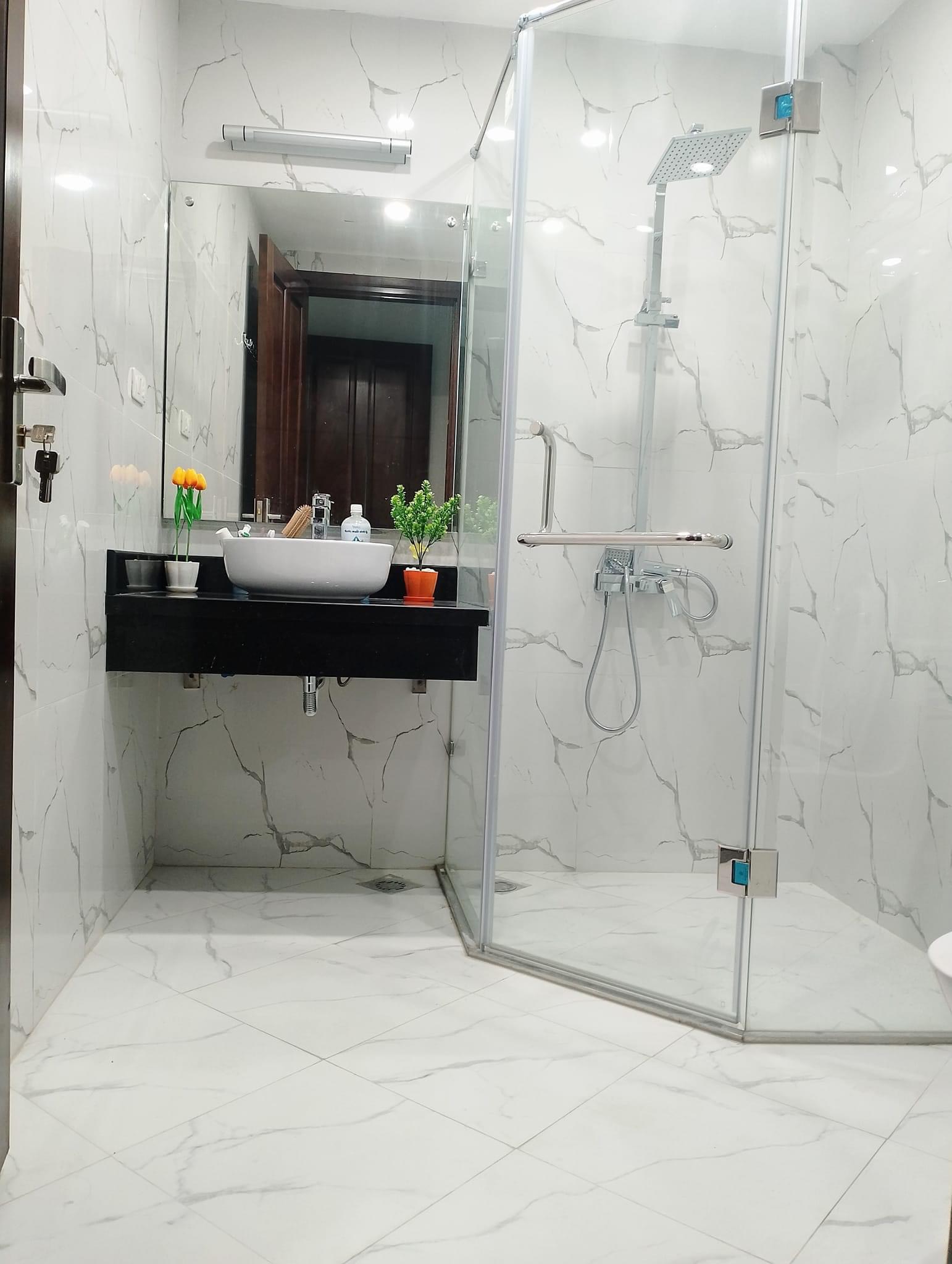 Bán nhà Cầu Giấy ,nhà phố Cầu Giấy ,kinh doanh , ô tô 45mX5tầng ,5.5tỷ Bán nhà Cầu Giấy nhà phố Cầu Giấy vị trí trung tâm quận Cầu Giấy , gần phố Nguyễn khang , đường Láng , Dương Quảng Hàm , Nguyễn Văn Huyên nhiều tiện ích giao thông thuận lợi, gần quận ủy Cầu Giấy,bệnh viện GTVT, gần TTTM, đh Giao Thông , đh Thủ Đô , đh Ngoại Thương,đh Sư Phạm ,công viên Cầu Giấy , công viên Thủ Lệ ,bãi xe……+ Nhà thiết kế 5 tầng đẹp sang trọng nội thất tiện nghi.- Tầng 1 ; khách + bếp . - Tầng 2 3 4: mỗi tầng phòng ngủ, 1 vệ sinh, các phòng full giường tủ, thiết bị. - Tầng 5 phòng thờ, sân phơi. Liên hệ Huấn chuyên bán nhà Cầu Giấy để được tư vấn và xem nhà miễn phí sđt:0971035098(Tôi có rất nhiều nhà phố Cầu Giấy với phân khúc khác nhau!)