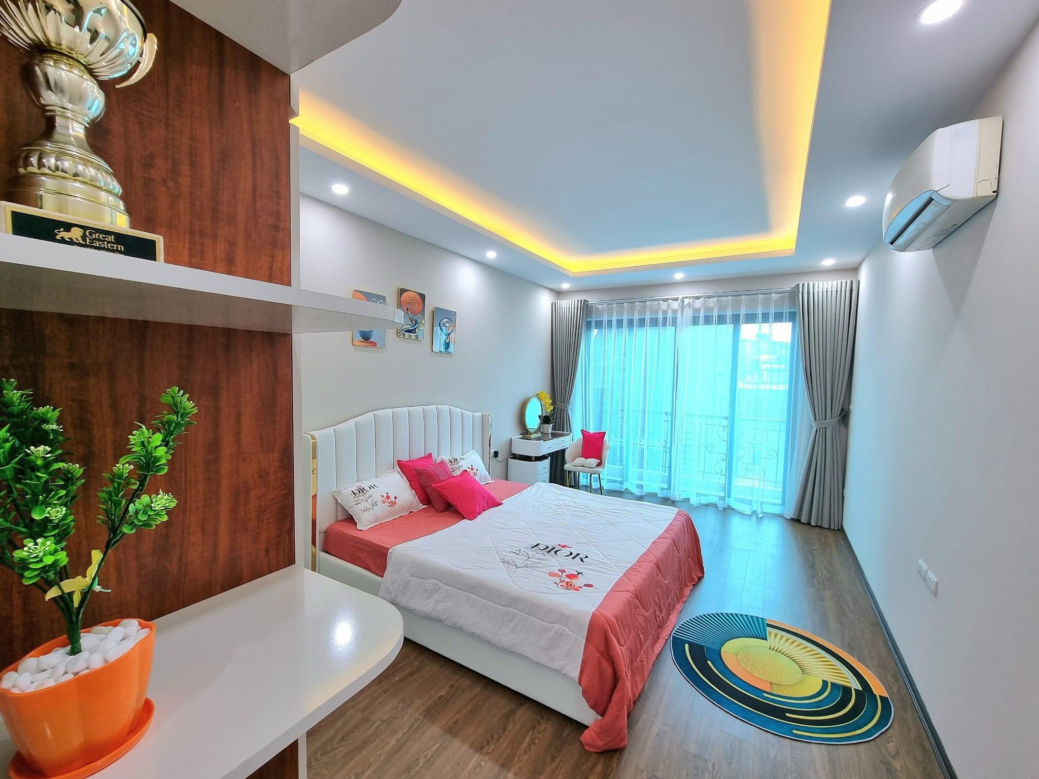 Bán nhà Cầu Giấy ,nhà phố Cầu Giấy ,kinh doanh , ô tô 45mX5tầng ,5.5tỷ Bán nhà Cầu Giấy nhà phố Cầu Giấy vị trí trung tâm quận Cầu Giấy , gần phố Nguyễn khang , đường Láng , Dương Quảng Hàm , Nguyễn Văn Huyên nhiều tiện ích giao thông thuận lợi, gần quận ủy Cầu Giấy,bệnh viện GTVT, gần TTTM, đh Giao Thông , đh Thủ Đô , đh Ngoại Thương,đh Sư Phạm ,công viên Cầu Giấy , công viên Thủ Lệ ,bãi xe……+ Nhà thiết kế 5 tầng đẹp sang trọng nội thất tiện nghi.- Tầng 1 ; khách + bếp . - Tầng 2 3 4: mỗi tầng phòng ngủ, 1 vệ sinh, các phòng full giường tủ, thiết bị. - Tầng 5 phòng thờ, sân phơi. Liên hệ Huấn chuyên bán nhà Cầu Giấy để được tư vấn và xem nhà miễn phí sđt:0971035098(Tôi có rất nhiều nhà phố Cầu Giấy với phân khúc khác nhau!)