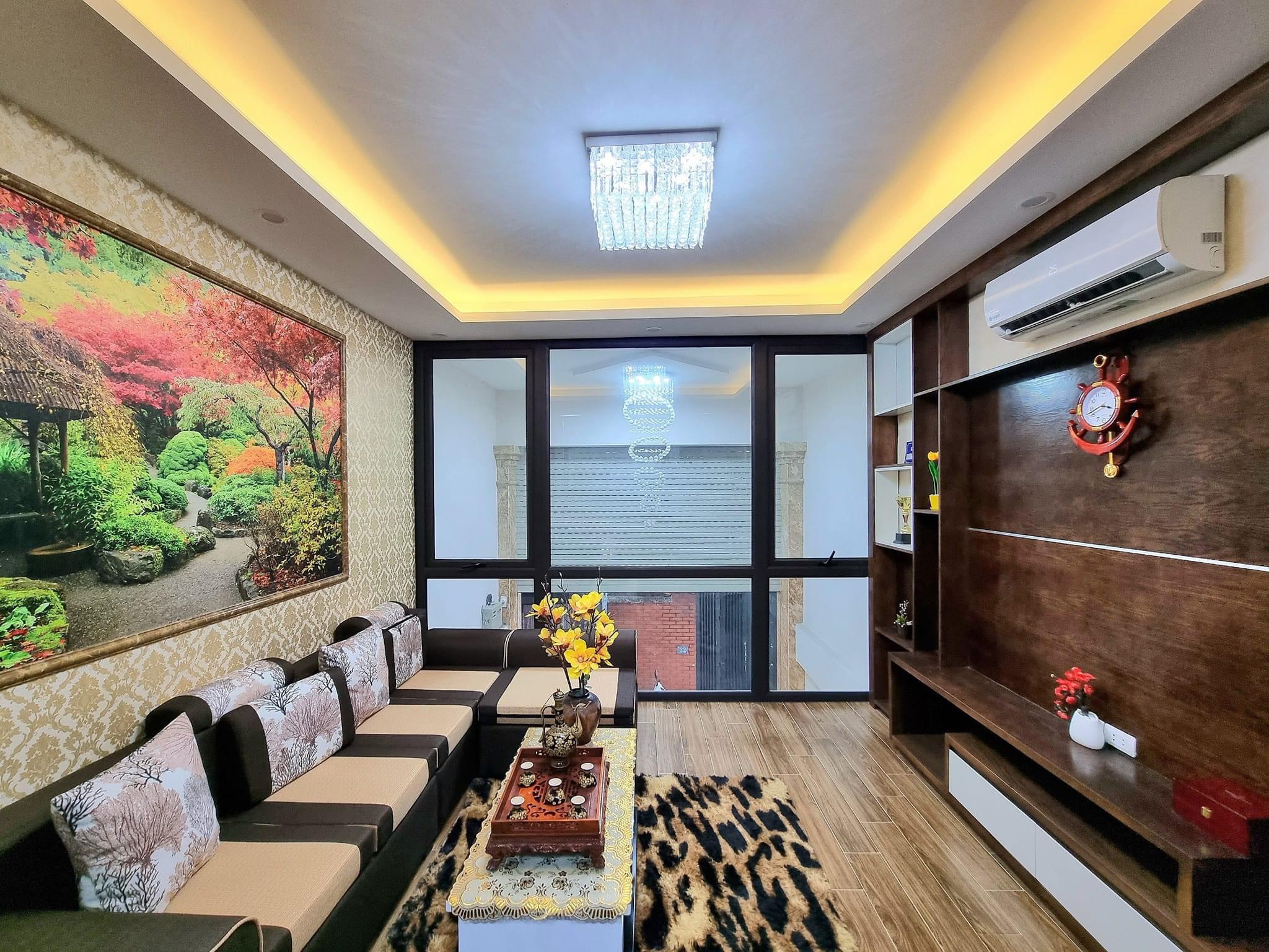 Bán nhà Cầu Giấy ,nhà phố Cầu Giấy ,kinh doanh , ô tô 45mX5tầng ,5.5tỷ Bán nhà Cầu Giấy nhà phố Cầu Giấy vị trí trung tâm quận Cầu Giấy , gần phố Nguyễn khang , đường Láng , Dương Quảng Hàm , Nguyễn Văn Huyên nhiều tiện ích giao thông thuận lợi, gần quận ủy Cầu Giấy,bệnh viện GTVT, gần TTTM, đh Giao Thông , đh Thủ Đô , đh Ngoại Thương,đh Sư Phạm ,công viên Cầu Giấy , công viên Thủ Lệ ,bãi xe……+ Nhà thiết kế 5 tầng đẹp sang trọng nội thất tiện nghi.- Tầng 1 ; khách + bếp . - Tầng 2 3 4: mỗi tầng phòng ngủ, 1 vệ sinh, các phòng full giường tủ, thiết bị. - Tầng 5 phòng thờ, sân phơi. Liên hệ Huấn chuyên bán nhà Cầu Giấy để được tư vấn và xem nhà miễn phí sđt:0971035098(Tôi có rất nhiều nhà phố Cầu Giấy với phân khúc khác nhau!)