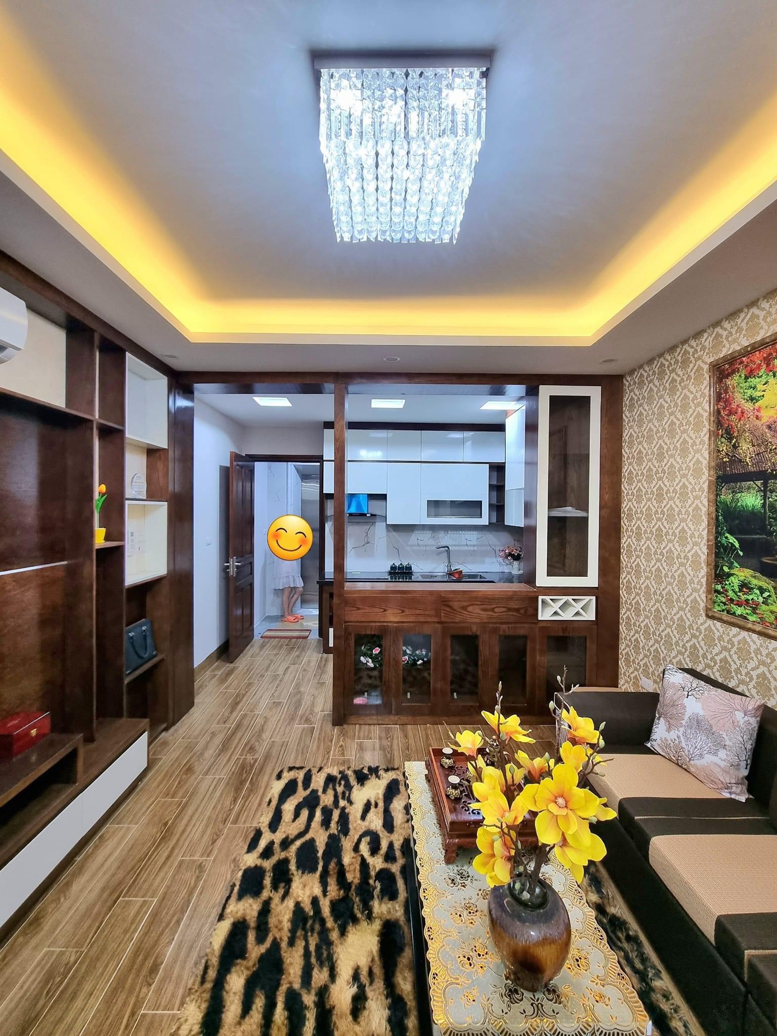 Bán nhà Cầu Giấy ,nhà phố Cầu Giấy ,kinh doanh , ô tô 45mX5tầng ,5.5tỷ Bán nhà Cầu Giấy nhà phố Cầu Giấy vị trí trung tâm quận Cầu Giấy , gần phố Nguyễn khang , đường Láng , Dương Quảng Hàm , Nguyễn Văn Huyên nhiều tiện ích giao thông thuận lợi, gần quận ủy Cầu Giấy,bệnh viện GTVT, gần TTTM, đh Giao Thông , đh Thủ Đô , đh Ngoại Thương,đh Sư Phạm ,công viên Cầu Giấy , công viên Thủ Lệ ,bãi xe……+ Nhà thiết kế 5 tầng đẹp sang trọng nội thất tiện nghi.- Tầng 1 ; khách + bếp . - Tầng 2 3 4: mỗi tầng phòng ngủ, 1 vệ sinh, các phòng full giường tủ, thiết bị. - Tầng 5 phòng thờ, sân phơi. Liên hệ Huấn chuyên bán nhà Cầu Giấy để được tư vấn và xem nhà miễn phí sđt:0971035098(Tôi có rất nhiều nhà phố Cầu Giấy với phân khúc khác nhau!)