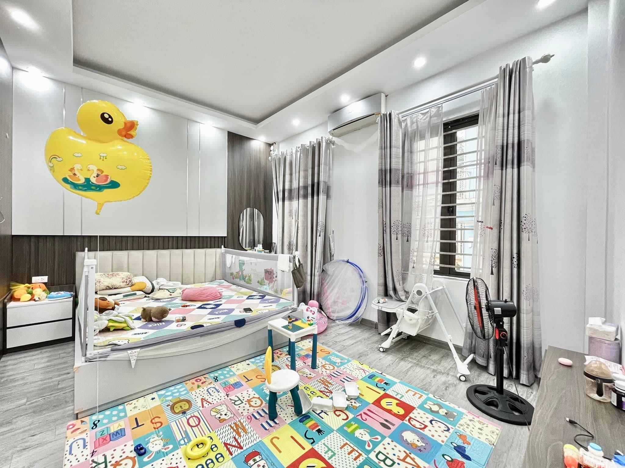 Bán nhà Cầu Giấy ,nhà phố Cầu Giấy ,kinh doanh , ô tô 45mX5tầng ,5.5tỷ Bán nhà Cầu Giấy nhà phố Cầu Giấy vị trí trung tâm quận Cầu Giấy , gần phố Nguyễn khang , đường Láng , Dương Quảng Hàm , Nguyễn Văn Huyên nhiều tiện ích giao thông thuận lợi, gần quận ủy Cầu Giấy,bệnh viện GTVT, gần TTTM, đh Giao Thông , đh Thủ Đô , đh Ngoại Thương,đh Sư Phạm ,công viên Cầu Giấy , công viên Thủ Lệ ,bãi xe……+ Nhà thiết kế 5 tầng đẹp sang trọng nội thất tiện nghi.- Tầng 1 ; khách + bếp . - Tầng 2 3 4: mỗi tầng phòng ngủ, 1 vệ sinh, các phòng full giường tủ, thiết bị. - Tầng 5 phòng thờ, sân phơi. Liên hệ Huấn chuyên bán nhà Cầu Giấy để được tư vấn và xem nhà miễn phí sđt:0971035098(Tôi có rất nhiều nhà phố Cầu Giấy với phân khúc khác nhau!)
