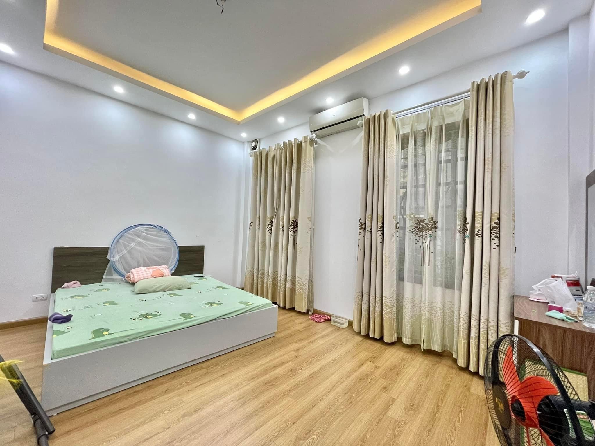 Bán nhà Cầu Giấy ,nhà phố Cầu Giấy ,kinh doanh , ô tô 45mX5tầng ,5.5tỷ Bán nhà Cầu Giấy nhà phố Cầu Giấy vị trí trung tâm quận Cầu Giấy , gần phố Nguyễn khang , đường Láng , Dương Quảng Hàm , Nguyễn Văn Huyên nhiều tiện ích giao thông thuận lợi, gần quận ủy Cầu Giấy,bệnh viện GTVT, gần TTTM, đh Giao Thông , đh Thủ Đô , đh Ngoại Thương,đh Sư Phạm ,công viên Cầu Giấy , công viên Thủ Lệ ,bãi xe……+ Nhà thiết kế 5 tầng đẹp sang trọng nội thất tiện nghi.- Tầng 1 ; khách + bếp . - Tầng 2 3 4: mỗi tầng phòng ngủ, 1 vệ sinh, các phòng full giường tủ, thiết bị. - Tầng 5 phòng thờ, sân phơi. Liên hệ Huấn chuyên bán nhà Cầu Giấy để được tư vấn và xem nhà miễn phí sđt:0971035098(Tôi có rất nhiều nhà phố Cầu Giấy với phân khúc khác nhau!)