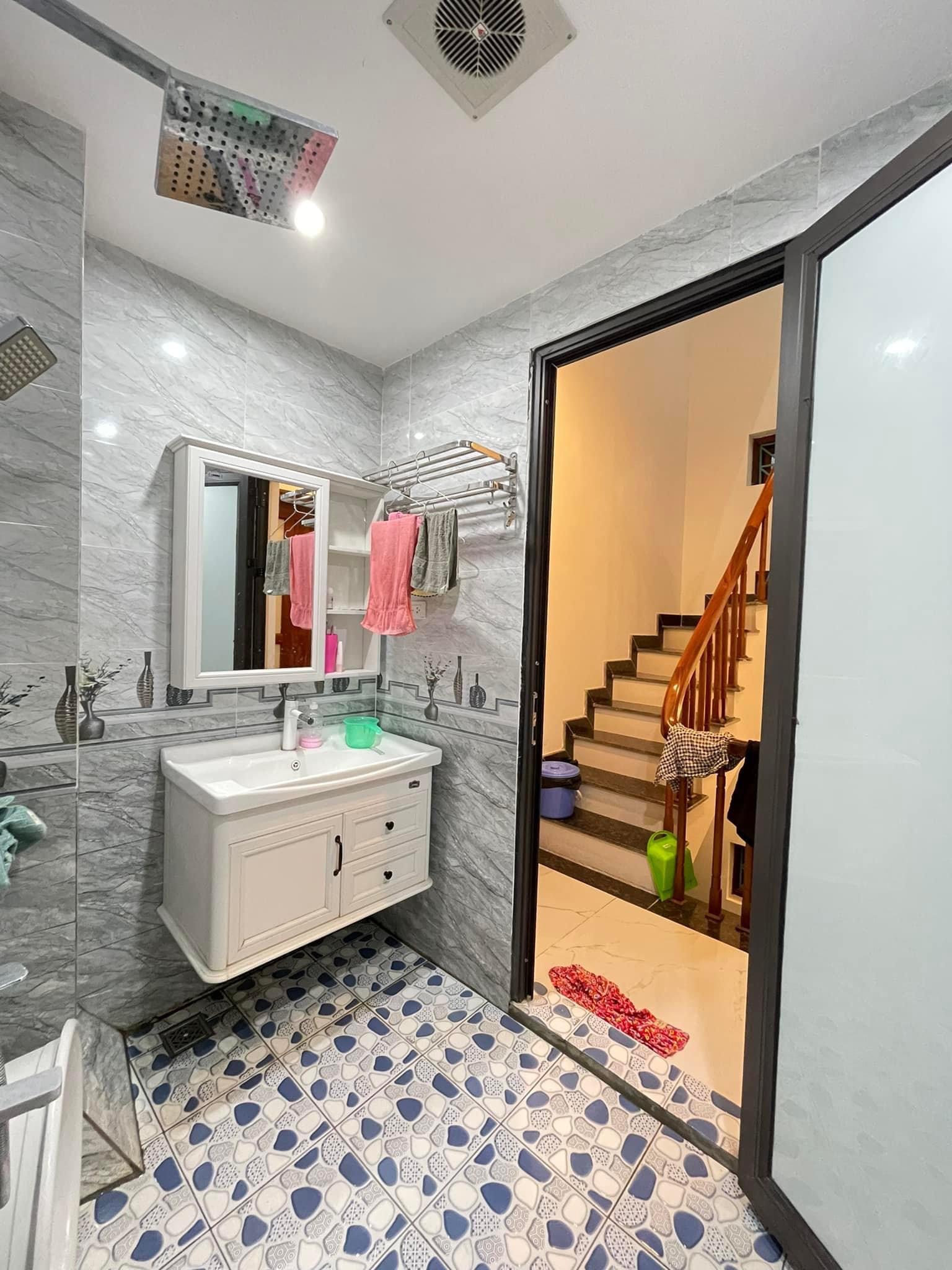 Bán nhà Cầu Giấy ,nhà phố Cầu Giấy ,kinh doanh , ô tô 45mX5tầng ,5.5tỷ Bán nhà Cầu Giấy nhà phố Cầu Giấy vị trí trung tâm quận Cầu Giấy , gần phố Nguyễn khang , đường Láng , Dương Quảng Hàm , Nguyễn Văn Huyên nhiều tiện ích giao thông thuận lợi, gần quận ủy Cầu Giấy,bệnh viện GTVT, gần TTTM, đh Giao Thông , đh Thủ Đô , đh Ngoại Thương,đh Sư Phạm ,công viên Cầu Giấy , công viên Thủ Lệ ,bãi xe……+ Nhà thiết kế 5 tầng đẹp sang trọng nội thất tiện nghi.- Tầng 1 ; khách + bếp . - Tầng 2 3 4: mỗi tầng phòng ngủ, 1 vệ sinh, các phòng full giường tủ, thiết bị. - Tầng 5 phòng thờ, sân phơi. Liên hệ Huấn chuyên bán nhà Cầu Giấy để được tư vấn và xem nhà miễn phí sđt:0971035098(Tôi có rất nhiều nhà phố Cầu Giấy với phân khúc khác nhau!)