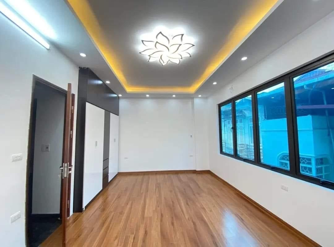 Bán nhà Cầu Giấy ,nhà phố Cầu Giấy ,kinh doanh , ô tô 45mX5tầng ,5.5tỷ Bán nhà Cầu Giấy nhà phố Cầu Giấy vị trí trung tâm quận Cầu Giấy , gần phố Nguyễn khang , đường Láng , Dương Quảng Hàm , Nguyễn Văn Huyên nhiều tiện ích giao thông thuận lợi, gần quận ủy Cầu Giấy,bệnh viện GTVT, gần TTTM, đh Giao Thông , đh Thủ Đô , đh Ngoại Thương,đh Sư Phạm ,công viên Cầu Giấy , công viên Thủ Lệ ,bãi xe……+ Nhà thiết kế 5 tầng đẹp sang trọng nội thất tiện nghi.- Tầng 1 ; khách + bếp . - Tầng 2 3 4: mỗi tầng phòng ngủ, 1 vệ sinh, các phòng full giường tủ, thiết bị. - Tầng 5 phòng thờ, sân phơi. Liên hệ Huấn chuyên bán nhà Cầu Giấy để được tư vấn và xem nhà miễn phí sđt:0971035098(Tôi có rất nhiều nhà phố Cầu Giấy với phân khúc khác nhau!)