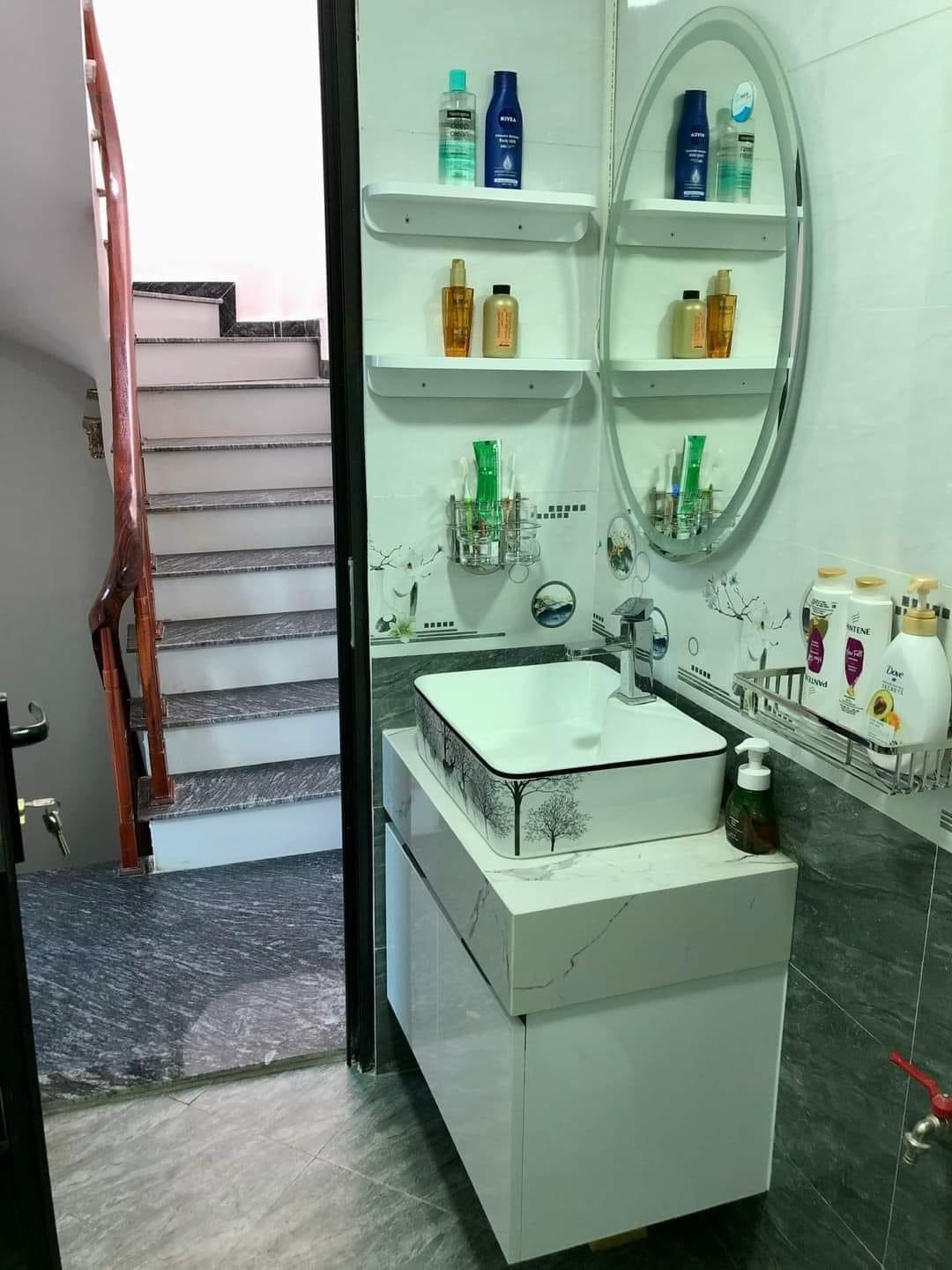 Bán nhà Cầu Giấy ,nhà phố Cầu Giấy ,kinh doanh , ô tô 45mX5tầng ,5.5tỷ Bán nhà Cầu Giấy nhà phố Cầu Giấy vị trí trung tâm quận Cầu Giấy , gần phố Nguyễn khang , đường Láng , Dương Quảng Hàm , Nguyễn Văn Huyên nhiều tiện ích giao thông thuận lợi, gần quận ủy Cầu Giấy,bệnh viện GTVT, gần TTTM, đh Giao Thông , đh Thủ Đô , đh Ngoại Thương,đh Sư Phạm ,công viên Cầu Giấy , công viên Thủ Lệ ,bãi xe……+ Nhà thiết kế 5 tầng đẹp sang trọng nội thất tiện nghi.- Tầng 1 ; khách + bếp . - Tầng 2 3 4: mỗi tầng phòng ngủ, 1 vệ sinh, các phòng full giường tủ, thiết bị. - Tầng 5 phòng thờ, sân phơi. Liên hệ Huấn chuyên bán nhà Cầu Giấy để được tư vấn và xem nhà miễn phí sđt:0971035098(Tôi có rất nhiều nhà phố Cầu Giấy với phân khúc khác nhau!)