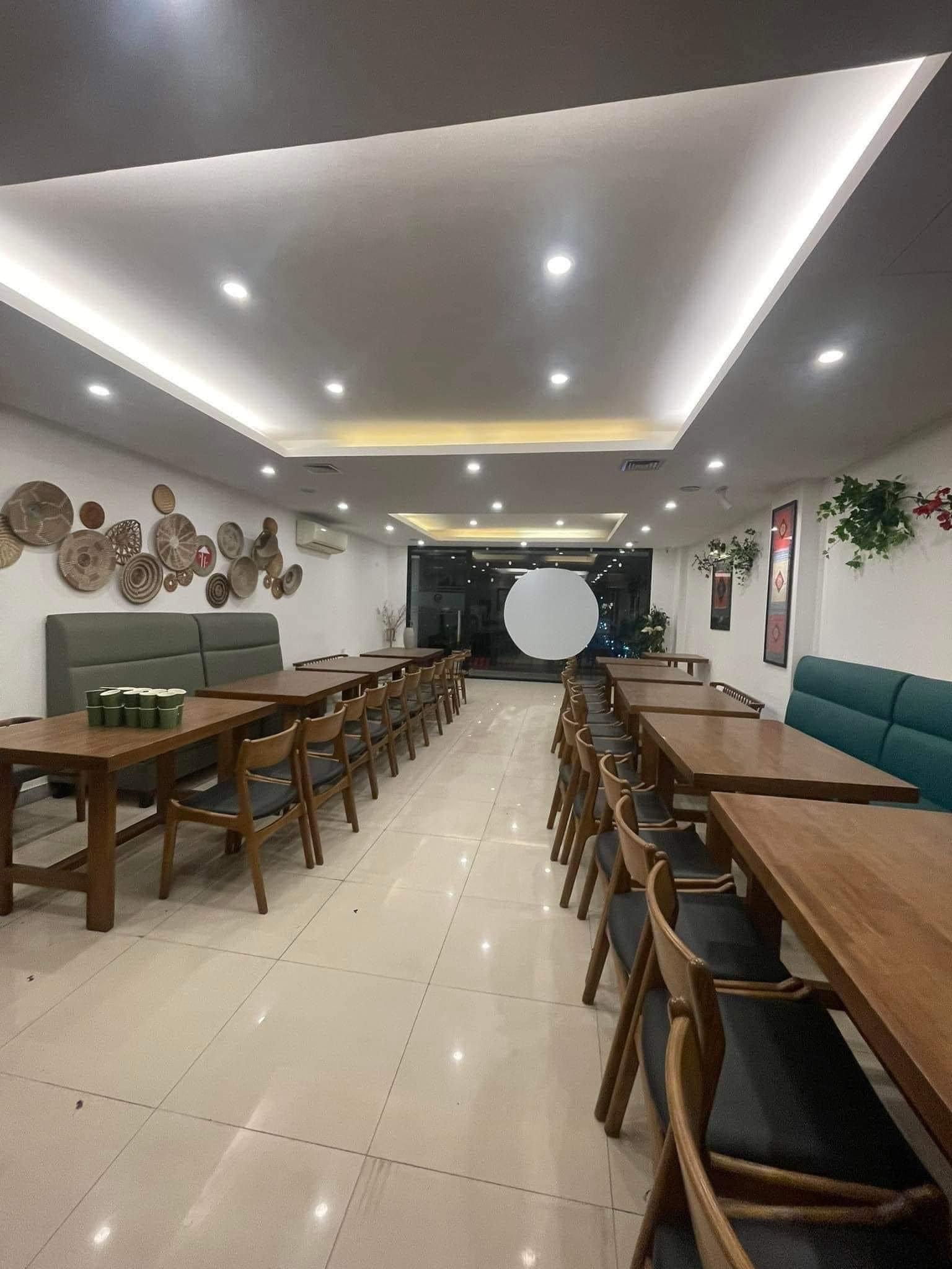 Bán nhà Cầu Giấy ,nhà phố Cầu Giấy ,kinh doanh , ô tô 45mX5tầng ,5.5tỷ Bán nhà Cầu Giấy nhà phố Cầu Giấy vị trí trung tâm quận Cầu Giấy , gần phố Nguyễn khang , đường Láng , Dương Quảng Hàm , Nguyễn Văn Huyên nhiều tiện ích giao thông thuận lợi, gần quận ủy Cầu Giấy,bệnh viện GTVT, gần TTTM, đh Giao Thông , đh Thủ Đô , đh Ngoại Thương,đh Sư Phạm ,công viên Cầu Giấy , công viên Thủ Lệ ,bãi xe……+ Nhà thiết kế 5 tầng đẹp sang trọng nội thất tiện nghi.- Tầng 1 ; khách + bếp . - Tầng 2 3 4: mỗi tầng phòng ngủ, 1 vệ sinh, các phòng full giường tủ, thiết bị. - Tầng 5 phòng thờ, sân phơi. Liên hệ Huấn chuyên bán nhà Cầu Giấy để được tư vấn và xem nhà miễn phí sđt:0971035098(Tôi có rất nhiều nhà phố Cầu Giấy với phân khúc khác nhau!)