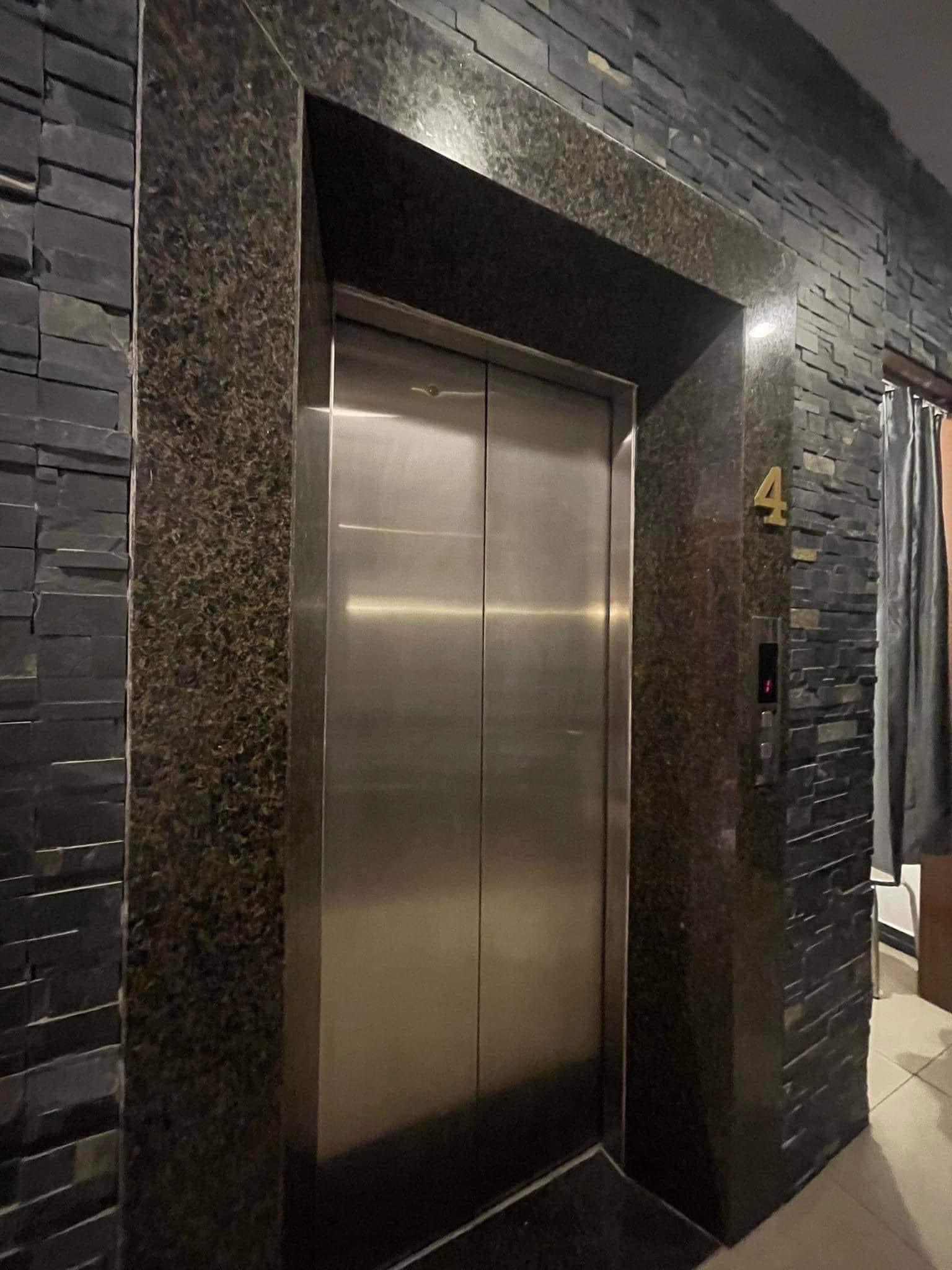 Bán nhà Cầu Giấy ,nhà phố Cầu Giấy ,kinh doanh , ô tô 45mX5tầng ,5.5tỷ Bán nhà Cầu Giấy nhà phố Cầu Giấy vị trí trung tâm quận Cầu Giấy , gần phố Nguyễn khang , đường Láng , Dương Quảng Hàm , Nguyễn Văn Huyên nhiều tiện ích giao thông thuận lợi, gần quận ủy Cầu Giấy,bệnh viện GTVT, gần TTTM, đh Giao Thông , đh Thủ Đô , đh Ngoại Thương,đh Sư Phạm ,công viên Cầu Giấy , công viên Thủ Lệ ,bãi xe……+ Nhà thiết kế 5 tầng đẹp sang trọng nội thất tiện nghi.- Tầng 1 ; khách + bếp . - Tầng 2 3 4: mỗi tầng phòng ngủ, 1 vệ sinh, các phòng full giường tủ, thiết bị. - Tầng 5 phòng thờ, sân phơi. Liên hệ Huấn chuyên bán nhà Cầu Giấy để được tư vấn và xem nhà miễn phí sđt:0971035098(Tôi có rất nhiều nhà phố Cầu Giấy với phân khúc khác nhau!)