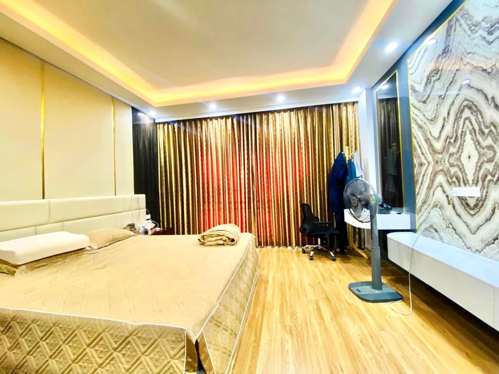 Bán nhà Cầu Giấy ,nhà phố Cầu Giấy ,kinh doanh , ô tô 45mX5tầng ,5.5tỷ Bán nhà Cầu Giấy nhà phố Cầu Giấy vị trí trung tâm quận Cầu Giấy , gần phố Nguyễn khang , đường Láng , Dương Quảng Hàm , Nguyễn Văn Huyên nhiều tiện ích giao thông thuận lợi, gần quận ủy Cầu Giấy,bệnh viện GTVT, gần TTTM, đh Giao Thông , đh Thủ Đô , đh Ngoại Thương,đh Sư Phạm ,công viên Cầu Giấy , công viên Thủ Lệ ,bãi xe……+ Nhà thiết kế 5 tầng đẹp sang trọng nội thất tiện nghi.- Tầng 1 ; khách + bếp . - Tầng 2 3 4: mỗi tầng phòng ngủ, 1 vệ sinh, các phòng full giường tủ, thiết bị. - Tầng 5 phòng thờ, sân phơi. Liên hệ Huấn chuyên bán nhà Cầu Giấy để được tư vấn và xem nhà miễn phí sđt:0971035098(Tôi có rất nhiều nhà phố Cầu Giấy với phân khúc khác nhau!)