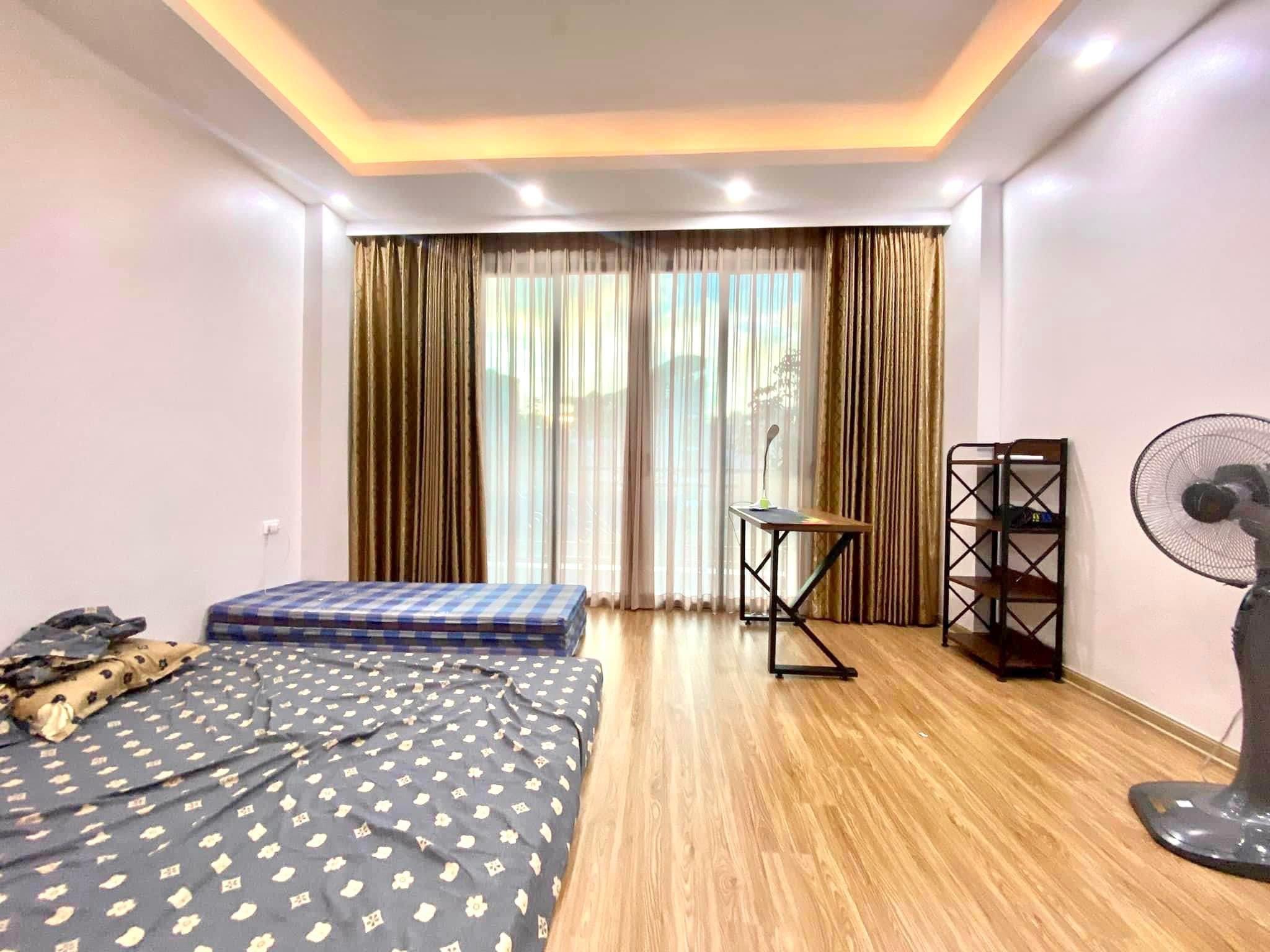 Bán nhà Cầu Giấy ,nhà phố Cầu Giấy ,kinh doanh , ô tô 45mX5tầng ,5.5tỷ Bán nhà Cầu Giấy nhà phố Cầu Giấy vị trí trung tâm quận Cầu Giấy , gần phố Nguyễn khang , đường Láng , Dương Quảng Hàm , Nguyễn Văn Huyên nhiều tiện ích giao thông thuận lợi, gần quận ủy Cầu Giấy,bệnh viện GTVT, gần TTTM, đh Giao Thông , đh Thủ Đô , đh Ngoại Thương,đh Sư Phạm ,công viên Cầu Giấy , công viên Thủ Lệ ,bãi xe……+ Nhà thiết kế 5 tầng đẹp sang trọng nội thất tiện nghi.- Tầng 1 ; khách + bếp . - Tầng 2 3 4: mỗi tầng phòng ngủ, 1 vệ sinh, các phòng full giường tủ, thiết bị. - Tầng 5 phòng thờ, sân phơi. Liên hệ Huấn chuyên bán nhà Cầu Giấy để được tư vấn và xem nhà miễn phí sđt:0971035098(Tôi có rất nhiều nhà phố Cầu Giấy với phân khúc khác nhau!)