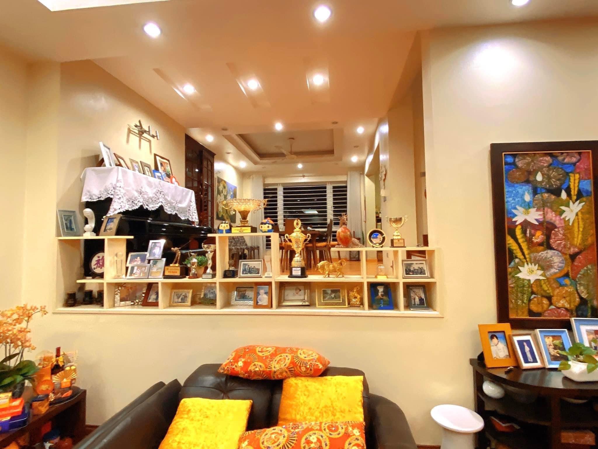 Bán nhà Cầu Giấy ,nhà phố Cầu Giấy ,kinh doanh , ô tô 45mX5tầng ,5.5tỷ Bán nhà Cầu Giấy nhà phố Cầu Giấy vị trí trung tâm quận Cầu Giấy , gần phố Nguyễn khang , đường Láng , Dương Quảng Hàm , Nguyễn Văn Huyên nhiều tiện ích giao thông thuận lợi, gần quận ủy Cầu Giấy,bệnh viện GTVT, gần TTTM, đh Giao Thông , đh Thủ Đô , đh Ngoại Thương,đh Sư Phạm ,công viên Cầu Giấy , công viên Thủ Lệ ,bãi xe……+ Nhà thiết kế 5 tầng đẹp sang trọng nội thất tiện nghi.- Tầng 1 ; khách + bếp . - Tầng 2 3 4: mỗi tầng phòng ngủ, 1 vệ sinh, các phòng full giường tủ, thiết bị. - Tầng 5 phòng thờ, sân phơi. Liên hệ Huấn chuyên bán nhà Cầu Giấy để được tư vấn và xem nhà miễn phí sđt:0971035098(Tôi có rất nhiều nhà phố Cầu Giấy với phân khúc khác nhau!)