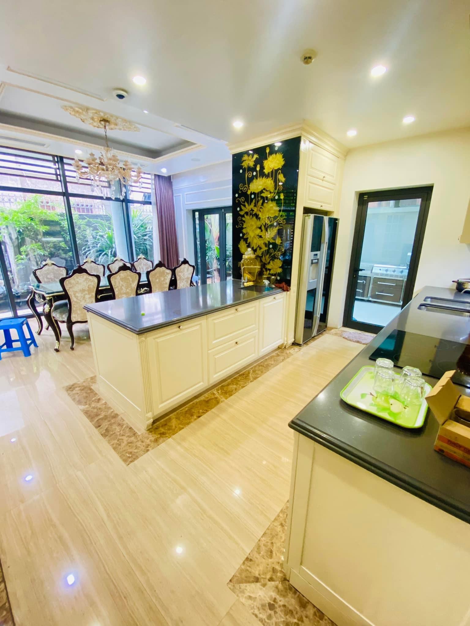 Bán nhà Cầu Giấy ,nhà phố Cầu Giấy ,kinh doanh , ô tô 45mX5tầng ,5.5tỷ Bán nhà Cầu Giấy nhà phố Cầu Giấy vị trí trung tâm quận Cầu Giấy , gần phố Nguyễn khang , đường Láng , Dương Quảng Hàm , Nguyễn Văn Huyên nhiều tiện ích giao thông thuận lợi, gần quận ủy Cầu Giấy,bệnh viện GTVT, gần TTTM, đh Giao Thông , đh Thủ Đô , đh Ngoại Thương,đh Sư Phạm ,công viên Cầu Giấy , công viên Thủ Lệ ,bãi xe……+ Nhà thiết kế 5 tầng đẹp sang trọng nội thất tiện nghi.- Tầng 1 ; khách + bếp . - Tầng 2 3 4: mỗi tầng phòng ngủ, 1 vệ sinh, các phòng full giường tủ, thiết bị. - Tầng 5 phòng thờ, sân phơi. Liên hệ Huấn chuyên bán nhà Cầu Giấy để được tư vấn và xem nhà miễn phí sđt:0971035098(Tôi có rất nhiều nhà phố Cầu Giấy với phân khúc khác nhau!)
