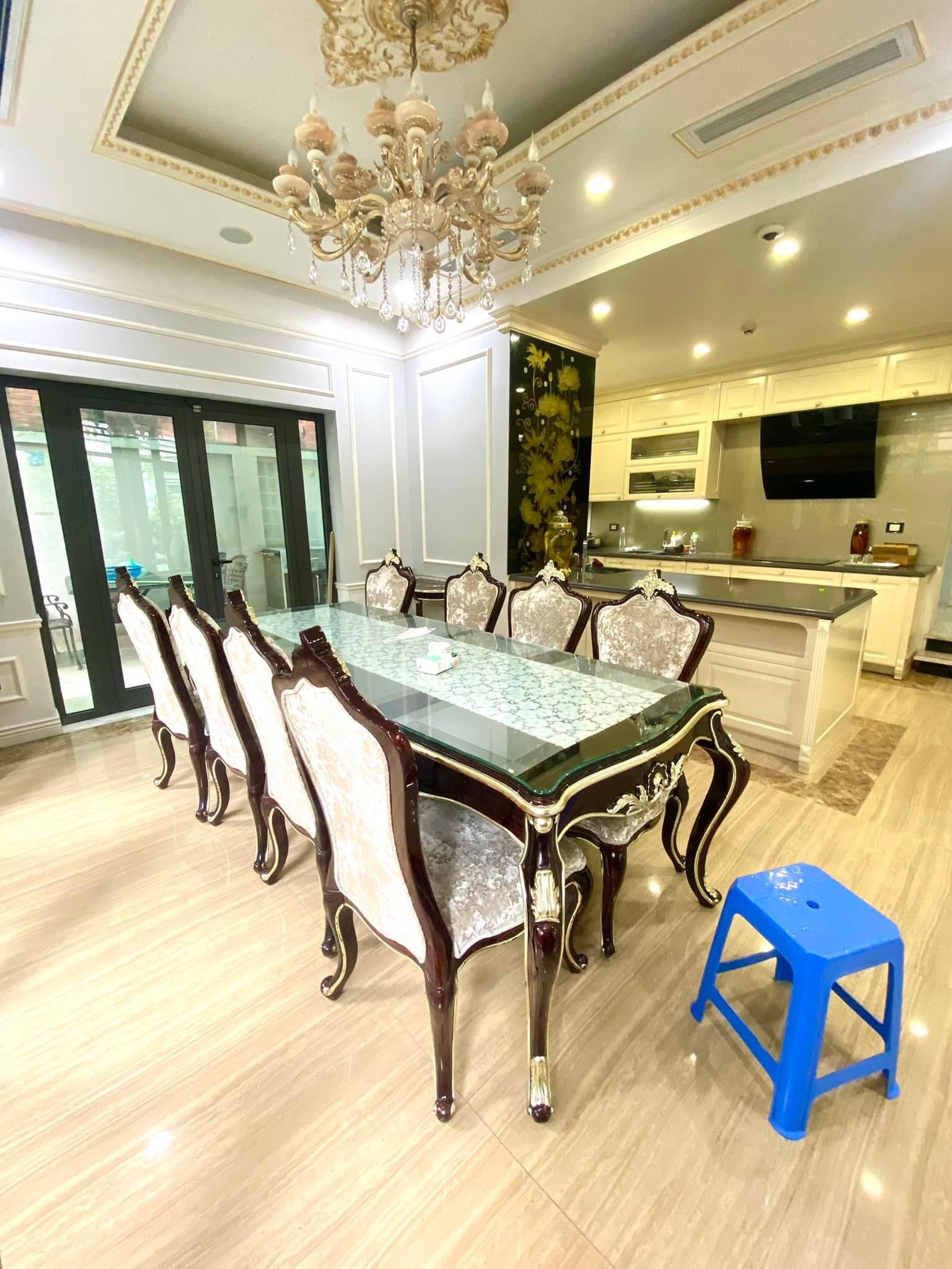 Bán nhà Cầu Giấy ,nhà phố Cầu Giấy ,kinh doanh , ô tô 45mX5tầng ,5.5tỷ Bán nhà Cầu Giấy nhà phố Cầu Giấy vị trí trung tâm quận Cầu Giấy , gần phố Nguyễn khang , đường Láng , Dương Quảng Hàm , Nguyễn Văn Huyên nhiều tiện ích giao thông thuận lợi, gần quận ủy Cầu Giấy,bệnh viện GTVT, gần TTTM, đh Giao Thông , đh Thủ Đô , đh Ngoại Thương,đh Sư Phạm ,công viên Cầu Giấy , công viên Thủ Lệ ,bãi xe……+ Nhà thiết kế 5 tầng đẹp sang trọng nội thất tiện nghi.- Tầng 1 ; khách + bếp . - Tầng 2 3 4: mỗi tầng phòng ngủ, 1 vệ sinh, các phòng full giường tủ, thiết bị. - Tầng 5 phòng thờ, sân phơi. Liên hệ Huấn chuyên bán nhà Cầu Giấy để được tư vấn và xem nhà miễn phí sđt:0971035098(Tôi có rất nhiều nhà phố Cầu Giấy với phân khúc khác nhau!)