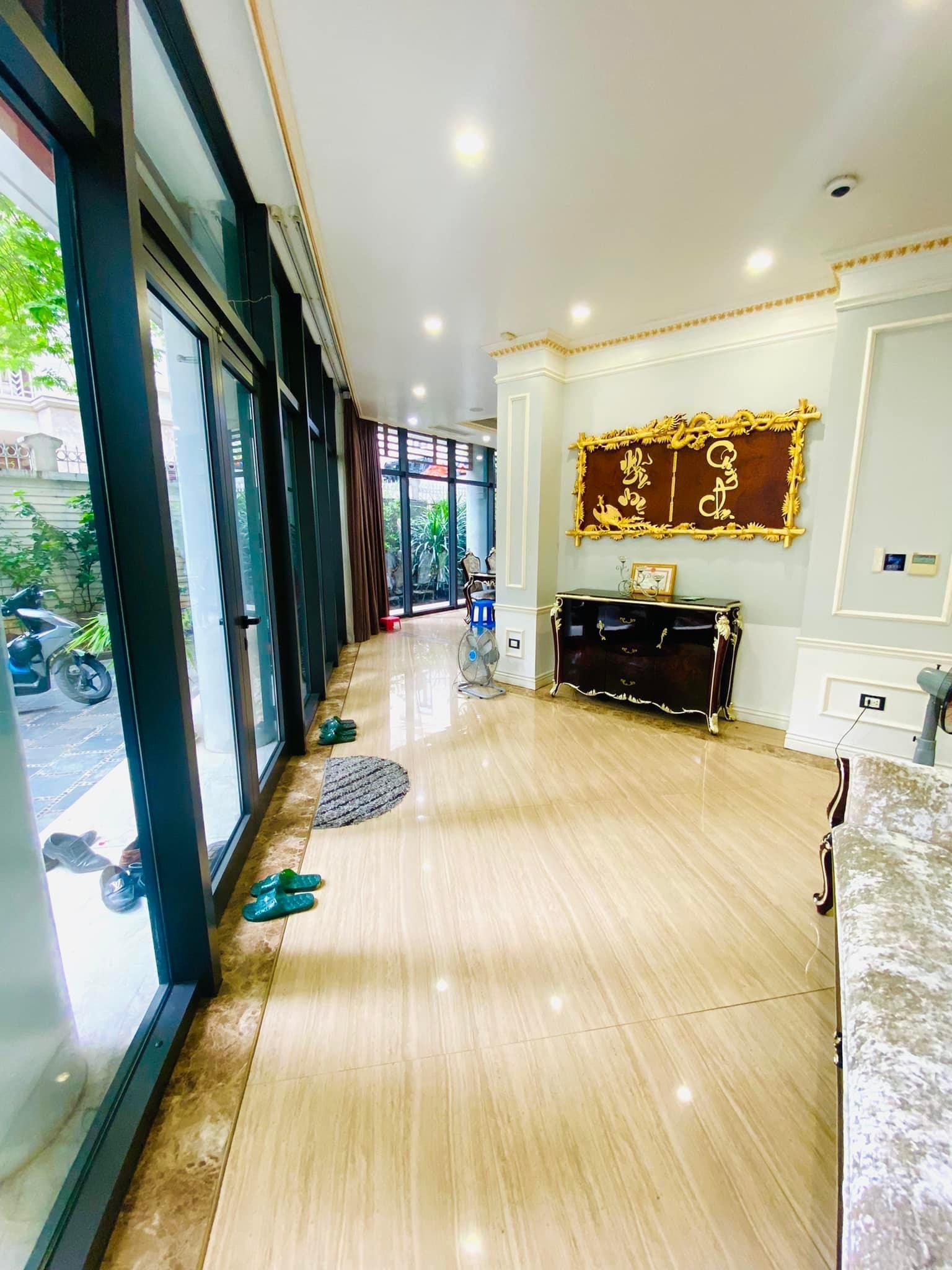 Bán nhà Cầu Giấy ,nhà phố Cầu Giấy ,kinh doanh , ô tô 45mX5tầng ,5.5tỷ Bán nhà Cầu Giấy nhà phố Cầu Giấy vị trí trung tâm quận Cầu Giấy , gần phố Nguyễn khang , đường Láng , Dương Quảng Hàm , Nguyễn Văn Huyên nhiều tiện ích giao thông thuận lợi, gần quận ủy Cầu Giấy,bệnh viện GTVT, gần TTTM, đh Giao Thông , đh Thủ Đô , đh Ngoại Thương,đh Sư Phạm ,công viên Cầu Giấy , công viên Thủ Lệ ,bãi xe……+ Nhà thiết kế 5 tầng đẹp sang trọng nội thất tiện nghi.- Tầng 1 ; khách + bếp . - Tầng 2 3 4: mỗi tầng phòng ngủ, 1 vệ sinh, các phòng full giường tủ, thiết bị. - Tầng 5 phòng thờ, sân phơi. Liên hệ Huấn chuyên bán nhà Cầu Giấy để được tư vấn và xem nhà miễn phí sđt:0971035098(Tôi có rất nhiều nhà phố Cầu Giấy với phân khúc khác nhau!)