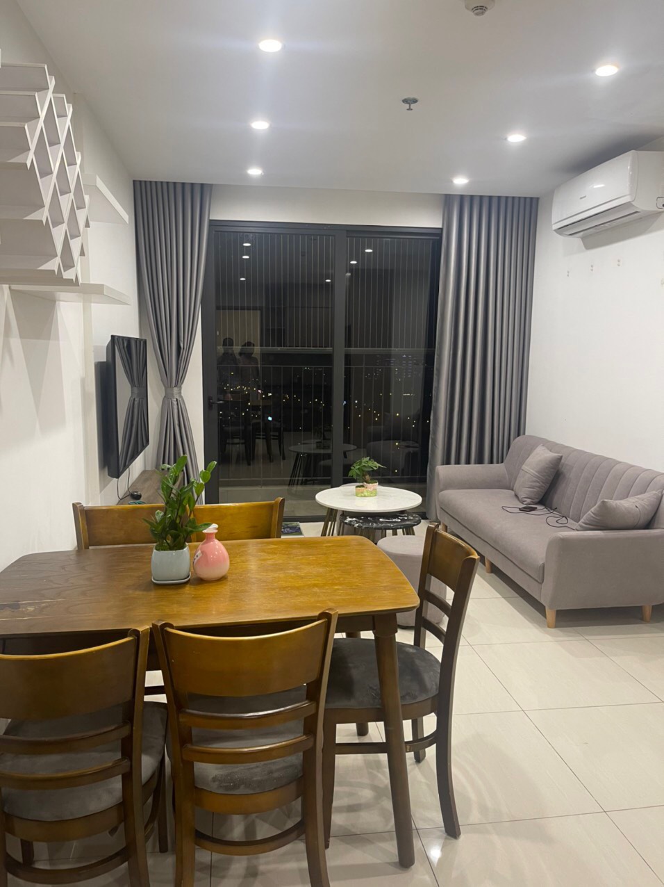 Bán nhà Cầu Giấy ,nhà phố Cầu Giấy ,kinh doanh , ô tô 45mX5tầng ,5.5tỷ Bán nhà Cầu Giấy nhà phố Cầu Giấy vị trí trung tâm quận Cầu Giấy , gần phố Nguyễn khang , đường Láng , Dương Quảng Hàm , Nguyễn Văn Huyên nhiều tiện ích giao thông thuận lợi, gần quận ủy Cầu Giấy,bệnh viện GTVT, gần TTTM, đh Giao Thông , đh Thủ Đô , đh Ngoại Thương,đh Sư Phạm ,công viên Cầu Giấy , công viên Thủ Lệ ,bãi xe……+ Nhà thiết kế 5 tầng đẹp sang trọng nội thất tiện nghi.- Tầng 1 ; khách + bếp . - Tầng 2 3 4: mỗi tầng phòng ngủ, 1 vệ sinh, các phòng full giường tủ, thiết bị. - Tầng 5 phòng thờ, sân phơi. Liên hệ Huấn chuyên bán nhà Cầu Giấy để được tư vấn và xem nhà miễn phí sđt:0971035098(Tôi có rất nhiều nhà phố Cầu Giấy với phân khúc khác nhau!)