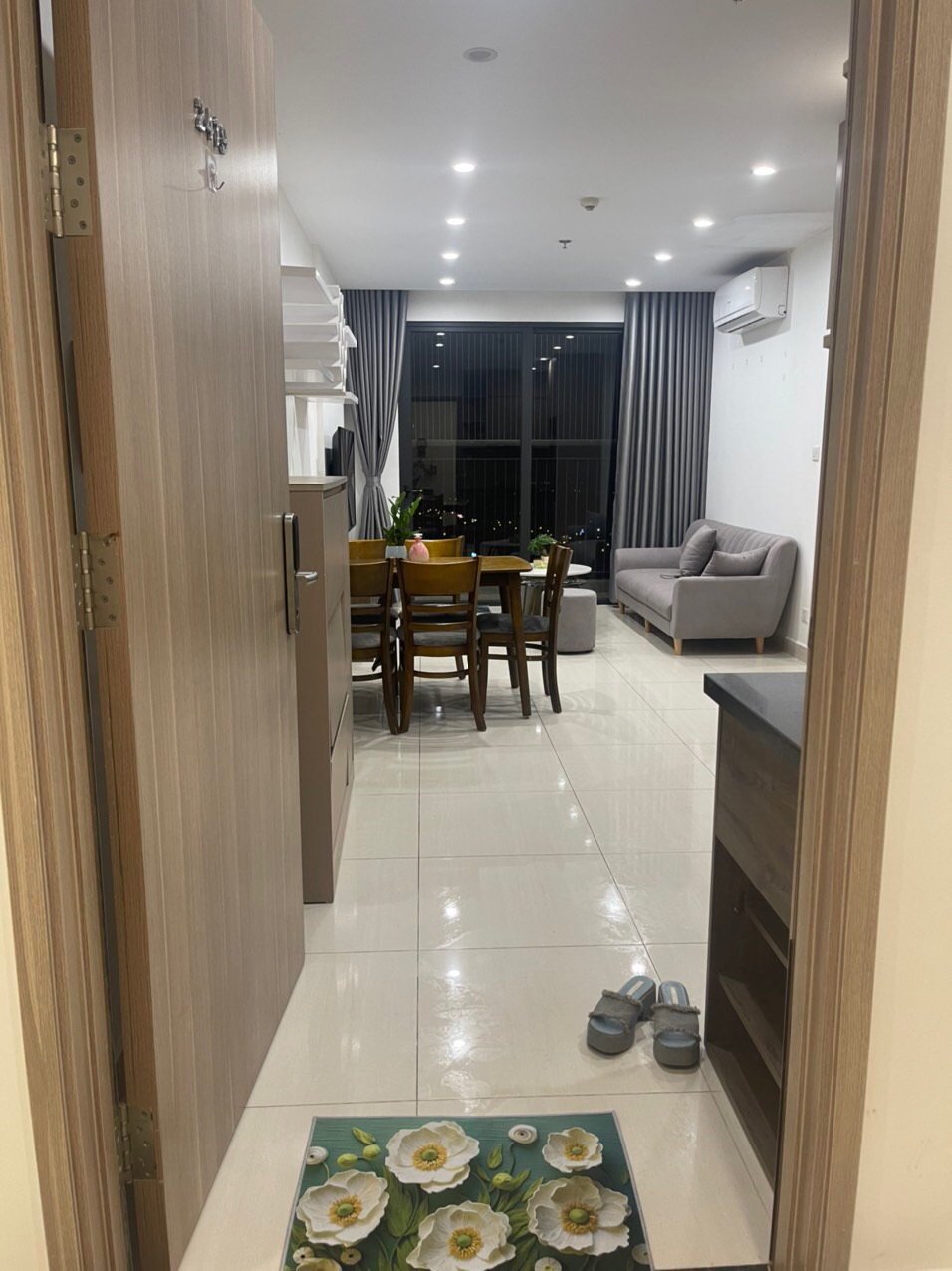 Bán nhà Cầu Giấy ,nhà phố Cầu Giấy ,kinh doanh , ô tô 45mX5tầng ,5.5tỷ Bán nhà Cầu Giấy nhà phố Cầu Giấy vị trí trung tâm quận Cầu Giấy , gần phố Nguyễn khang , đường Láng , Dương Quảng Hàm , Nguyễn Văn Huyên nhiều tiện ích giao thông thuận lợi, gần quận ủy Cầu Giấy,bệnh viện GTVT, gần TTTM, đh Giao Thông , đh Thủ Đô , đh Ngoại Thương,đh Sư Phạm ,công viên Cầu Giấy , công viên Thủ Lệ ,bãi xe……+ Nhà thiết kế 5 tầng đẹp sang trọng nội thất tiện nghi.- Tầng 1 ; khách + bếp . - Tầng 2 3 4: mỗi tầng phòng ngủ, 1 vệ sinh, các phòng full giường tủ, thiết bị. - Tầng 5 phòng thờ, sân phơi. Liên hệ Huấn chuyên bán nhà Cầu Giấy để được tư vấn và xem nhà miễn phí sđt:0971035098(Tôi có rất nhiều nhà phố Cầu Giấy với phân khúc khác nhau!)