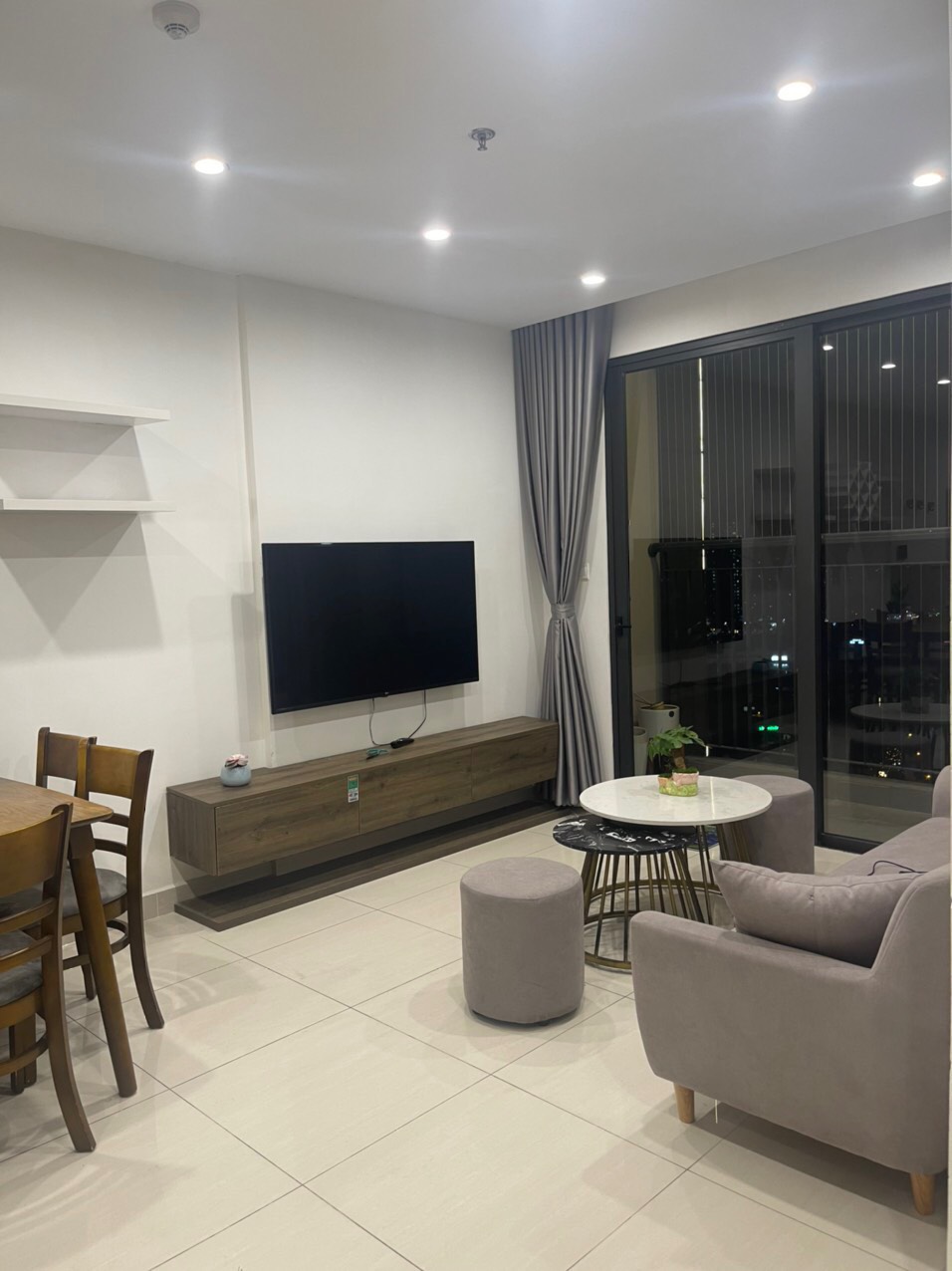 Bán nhà Cầu Giấy ,nhà phố Cầu Giấy ,kinh doanh , ô tô 45mX5tầng ,5.5tỷ Bán nhà Cầu Giấy nhà phố Cầu Giấy vị trí trung tâm quận Cầu Giấy , gần phố Nguyễn khang , đường Láng , Dương Quảng Hàm , Nguyễn Văn Huyên nhiều tiện ích giao thông thuận lợi, gần quận ủy Cầu Giấy,bệnh viện GTVT, gần TTTM, đh Giao Thông , đh Thủ Đô , đh Ngoại Thương,đh Sư Phạm ,công viên Cầu Giấy , công viên Thủ Lệ ,bãi xe……+ Nhà thiết kế 5 tầng đẹp sang trọng nội thất tiện nghi.- Tầng 1 ; khách + bếp . - Tầng 2 3 4: mỗi tầng phòng ngủ, 1 vệ sinh, các phòng full giường tủ, thiết bị. - Tầng 5 phòng thờ, sân phơi. Liên hệ Huấn chuyên bán nhà Cầu Giấy để được tư vấn và xem nhà miễn phí sđt:0971035098(Tôi có rất nhiều nhà phố Cầu Giấy với phân khúc khác nhau!)