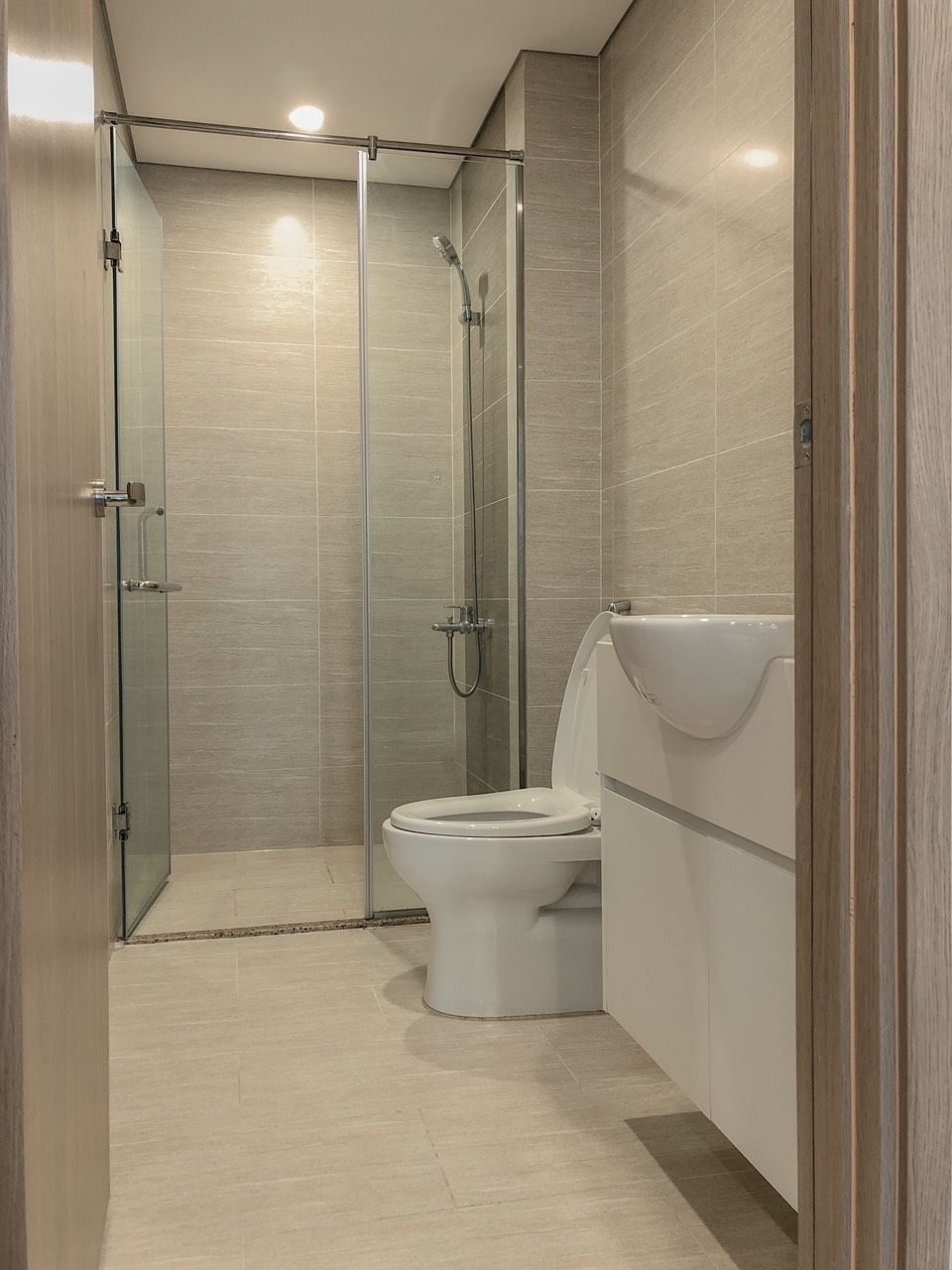 Bán nhà Cầu Giấy ,nhà phố Cầu Giấy ,kinh doanh , ô tô 45mX5tầng ,5.5tỷ Bán nhà Cầu Giấy nhà phố Cầu Giấy vị trí trung tâm quận Cầu Giấy , gần phố Nguyễn khang , đường Láng , Dương Quảng Hàm , Nguyễn Văn Huyên nhiều tiện ích giao thông thuận lợi, gần quận ủy Cầu Giấy,bệnh viện GTVT, gần TTTM, đh Giao Thông , đh Thủ Đô , đh Ngoại Thương,đh Sư Phạm ,công viên Cầu Giấy , công viên Thủ Lệ ,bãi xe……+ Nhà thiết kế 5 tầng đẹp sang trọng nội thất tiện nghi.- Tầng 1 ; khách + bếp . - Tầng 2 3 4: mỗi tầng phòng ngủ, 1 vệ sinh, các phòng full giường tủ, thiết bị. - Tầng 5 phòng thờ, sân phơi. Liên hệ Huấn chuyên bán nhà Cầu Giấy để được tư vấn và xem nhà miễn phí sđt:0971035098(Tôi có rất nhiều nhà phố Cầu Giấy với phân khúc khác nhau!)