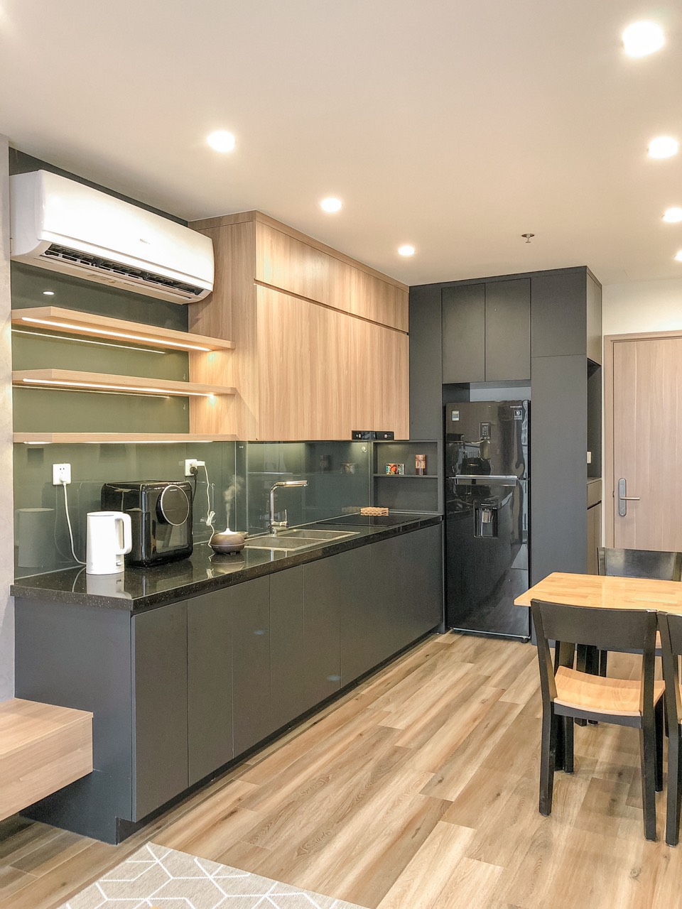 Bán nhà Cầu Giấy ,nhà phố Cầu Giấy ,kinh doanh , ô tô 45mX5tầng ,5.5tỷ Bán nhà Cầu Giấy nhà phố Cầu Giấy vị trí trung tâm quận Cầu Giấy , gần phố Nguyễn khang , đường Láng , Dương Quảng Hàm , Nguyễn Văn Huyên nhiều tiện ích giao thông thuận lợi, gần quận ủy Cầu Giấy,bệnh viện GTVT, gần TTTM, đh Giao Thông , đh Thủ Đô , đh Ngoại Thương,đh Sư Phạm ,công viên Cầu Giấy , công viên Thủ Lệ ,bãi xe……+ Nhà thiết kế 5 tầng đẹp sang trọng nội thất tiện nghi.- Tầng 1 ; khách + bếp . - Tầng 2 3 4: mỗi tầng phòng ngủ, 1 vệ sinh, các phòng full giường tủ, thiết bị. - Tầng 5 phòng thờ, sân phơi. Liên hệ Huấn chuyên bán nhà Cầu Giấy để được tư vấn và xem nhà miễn phí sđt:0971035098(Tôi có rất nhiều nhà phố Cầu Giấy với phân khúc khác nhau!)